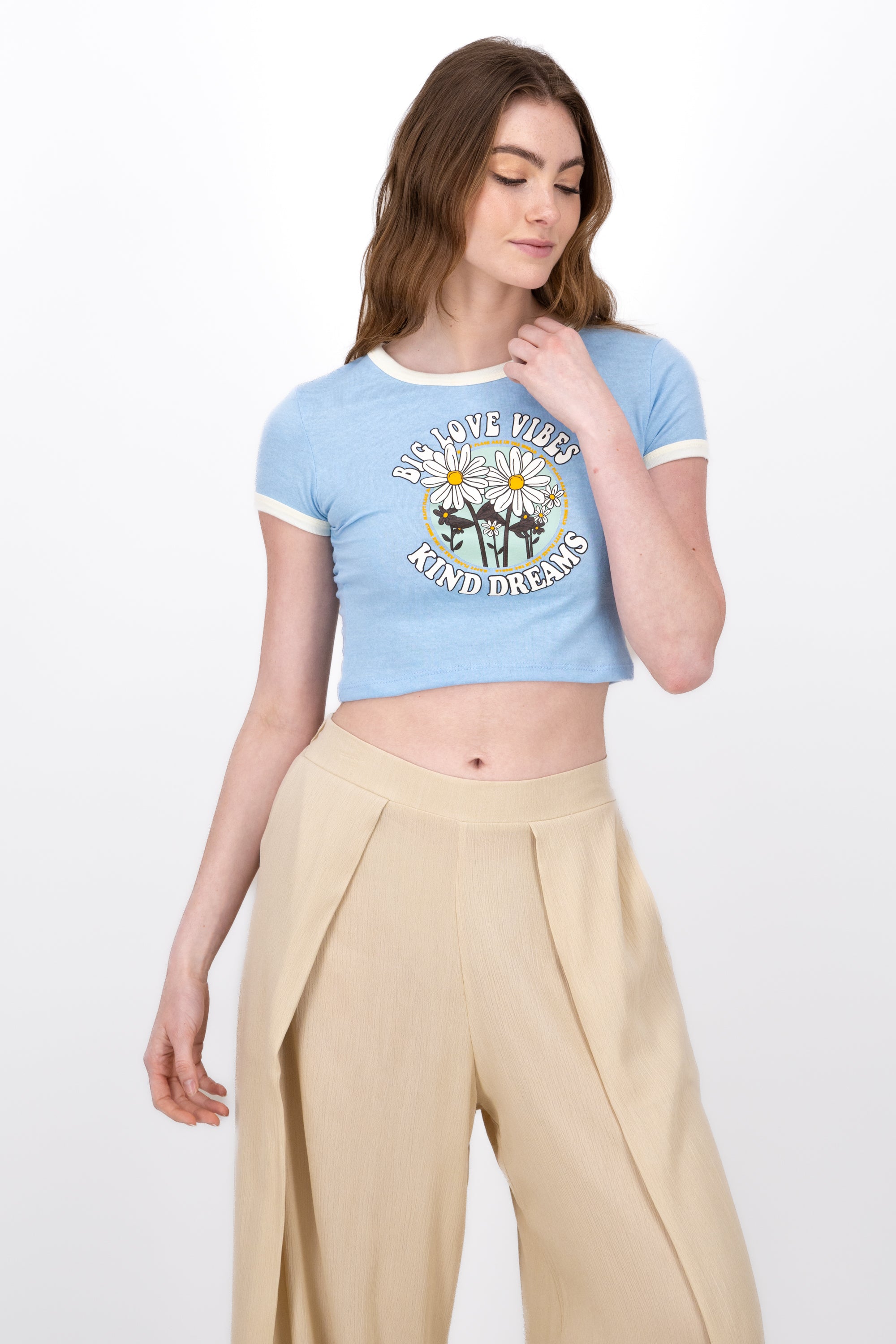 Playera Crop Frase Flores AZUL CIELO