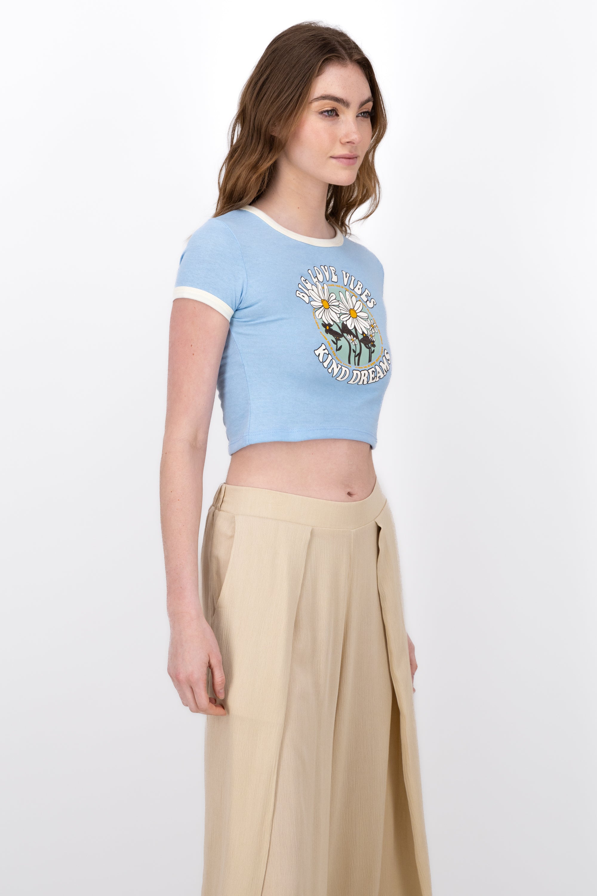 Playera Crop Frase Flores AZUL CIELO