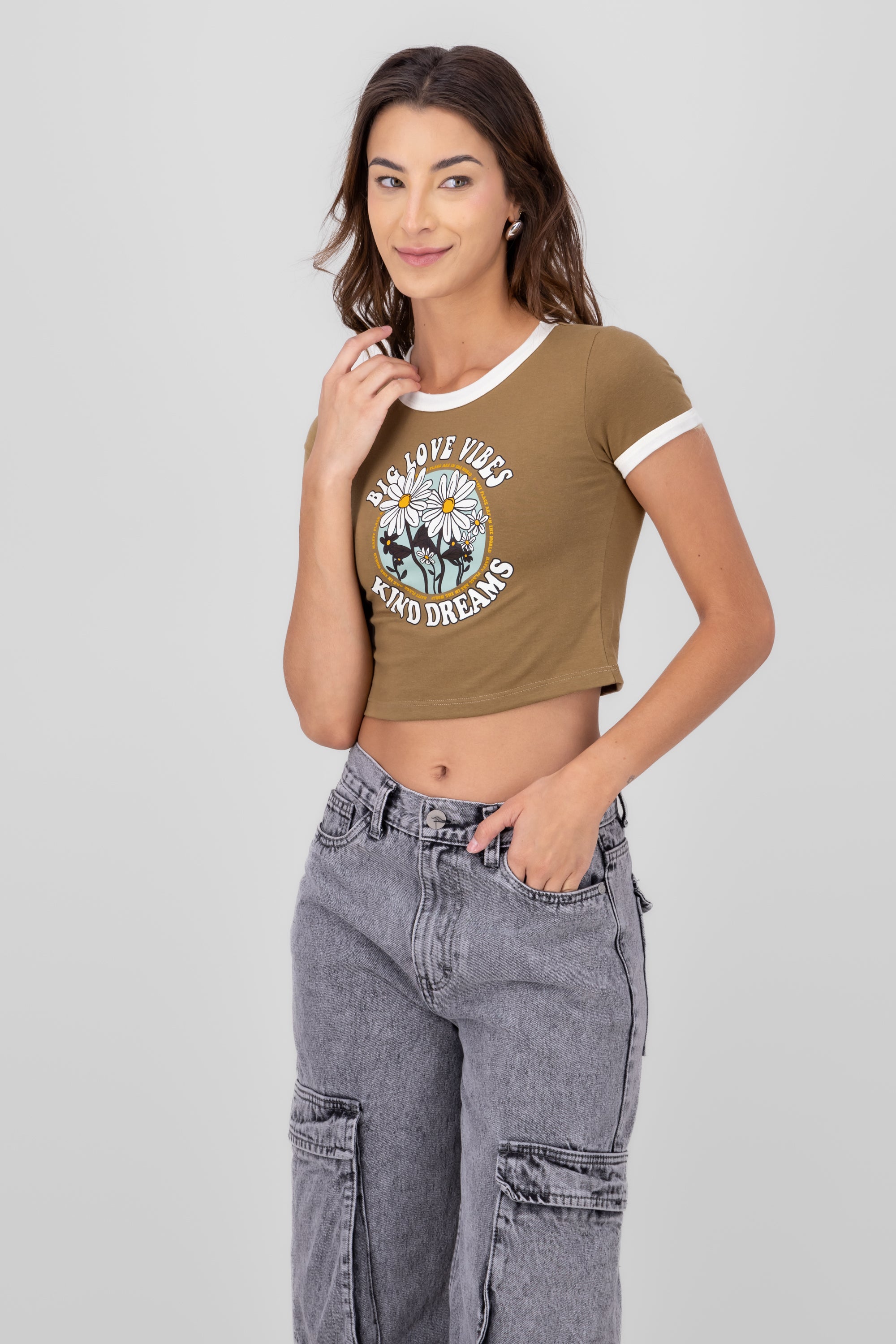 Playera Crop Frase Flores CAMELLO