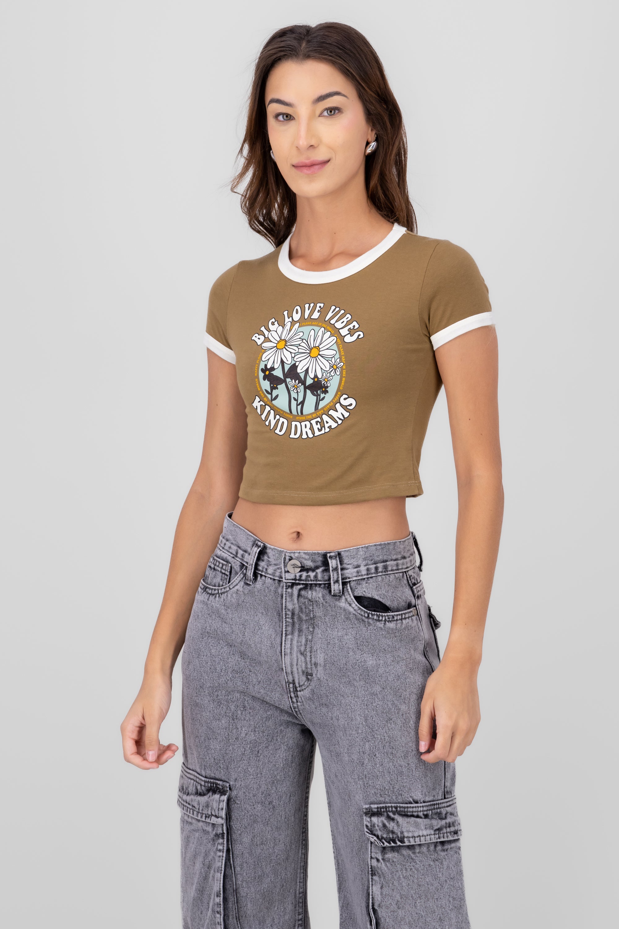 Playera Crop Frase Flores CAMELLO