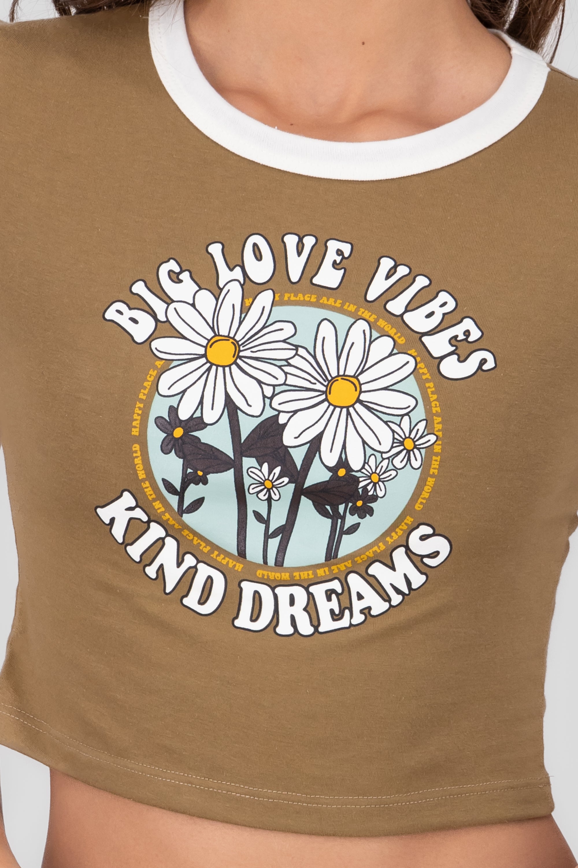 Playera Crop Frase Flores CAMELLO