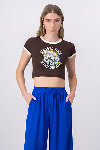 Playera Crop Frase Flores CAFE COMBO