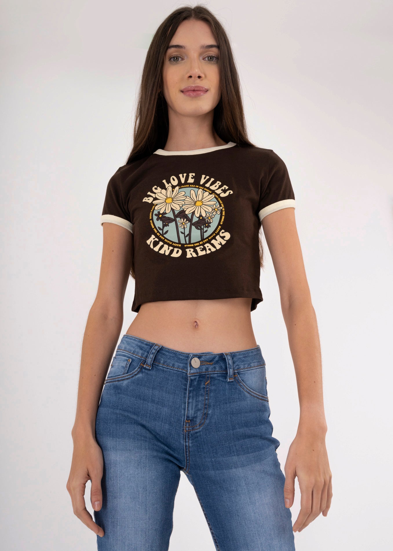 Playera Crop Frase Flores CAFE COMBO