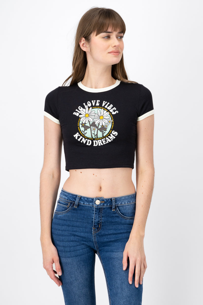 Playera Crop Frase Flores NEGRO