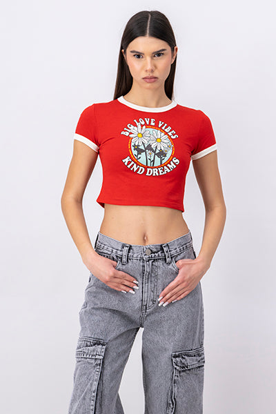 Playera Crop Frase Flores ROJO CEREZA