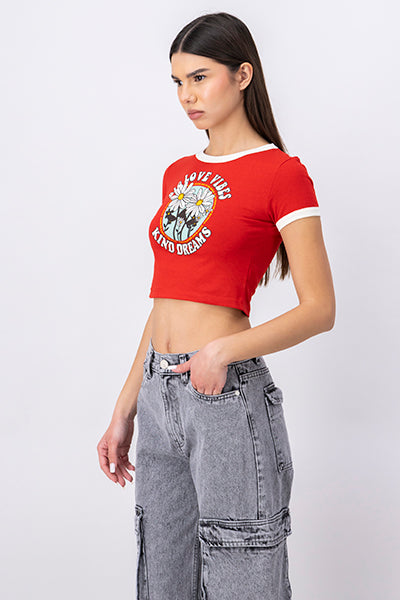 Playera Crop Frase Flores ROJO CEREZA