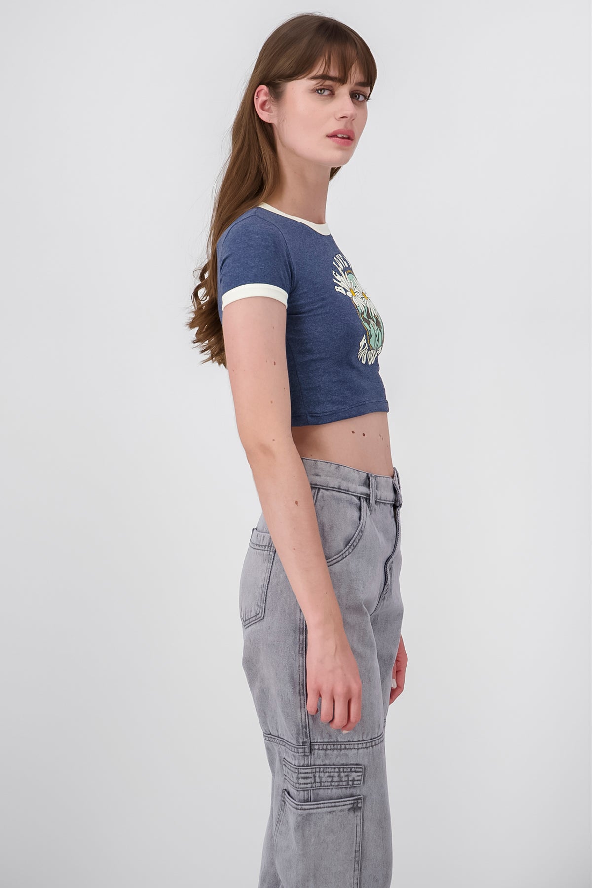 Playera Crop Frase Flores INDIGO