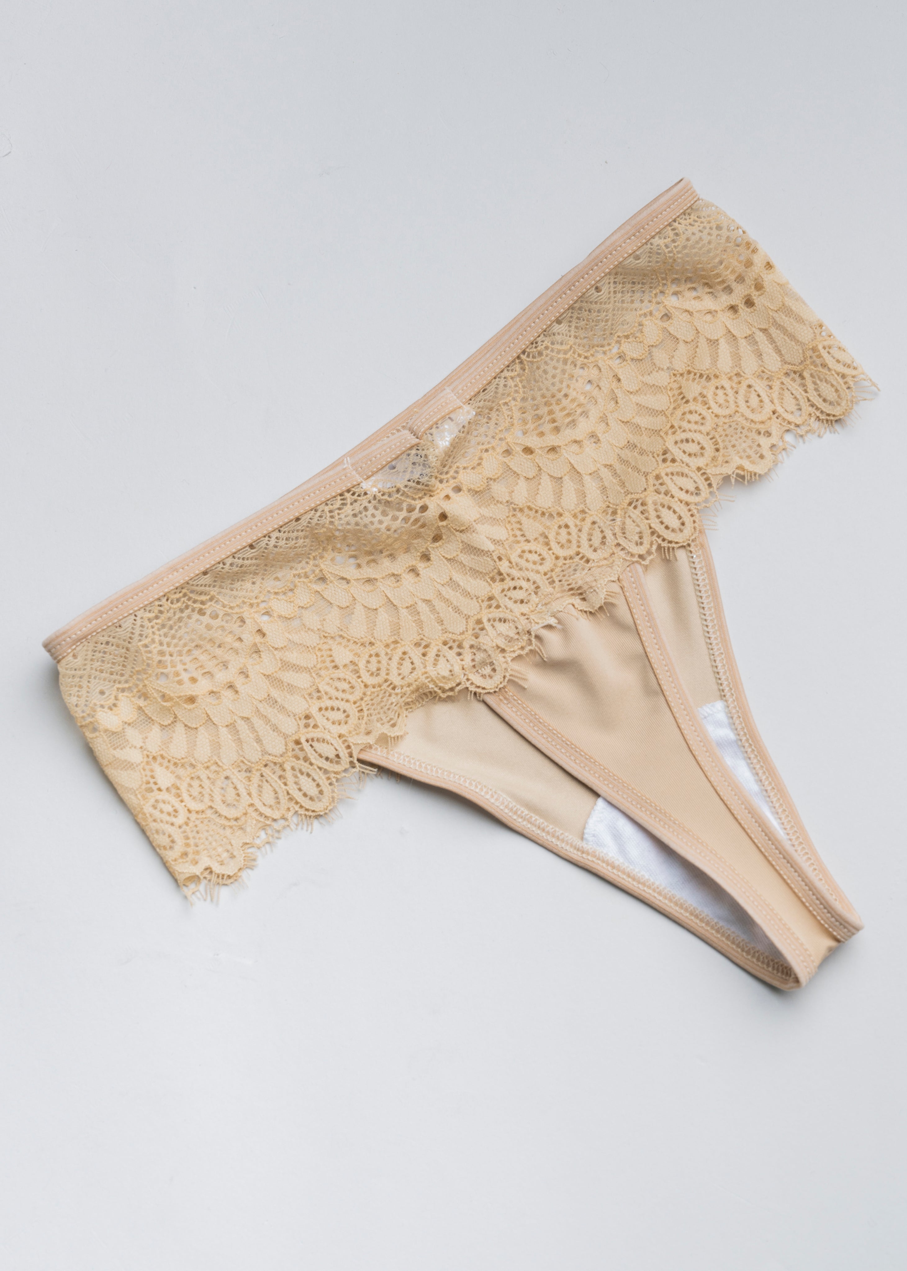 Maxi lace thong Nude