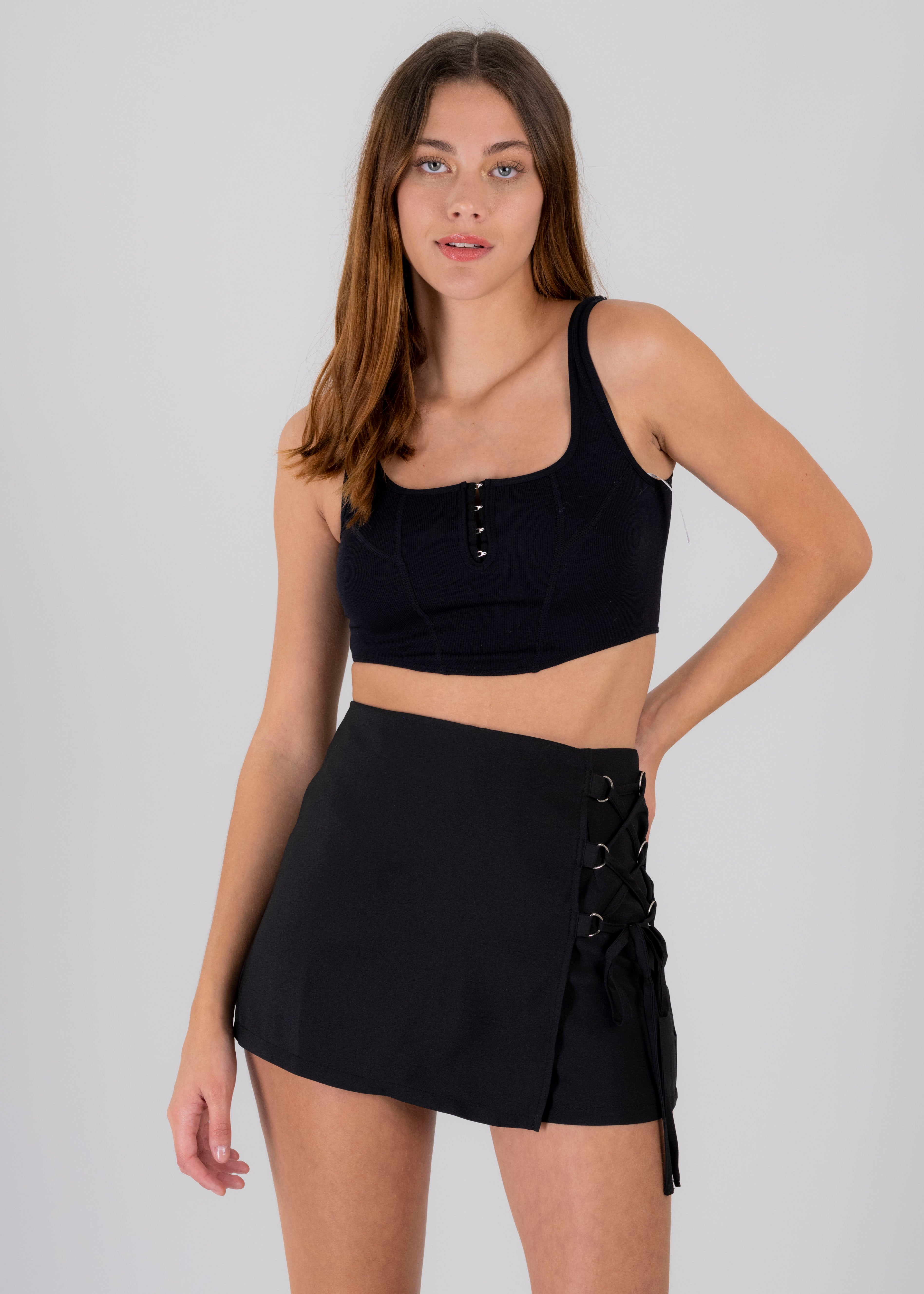 Top acanalado broches escote NEGRO