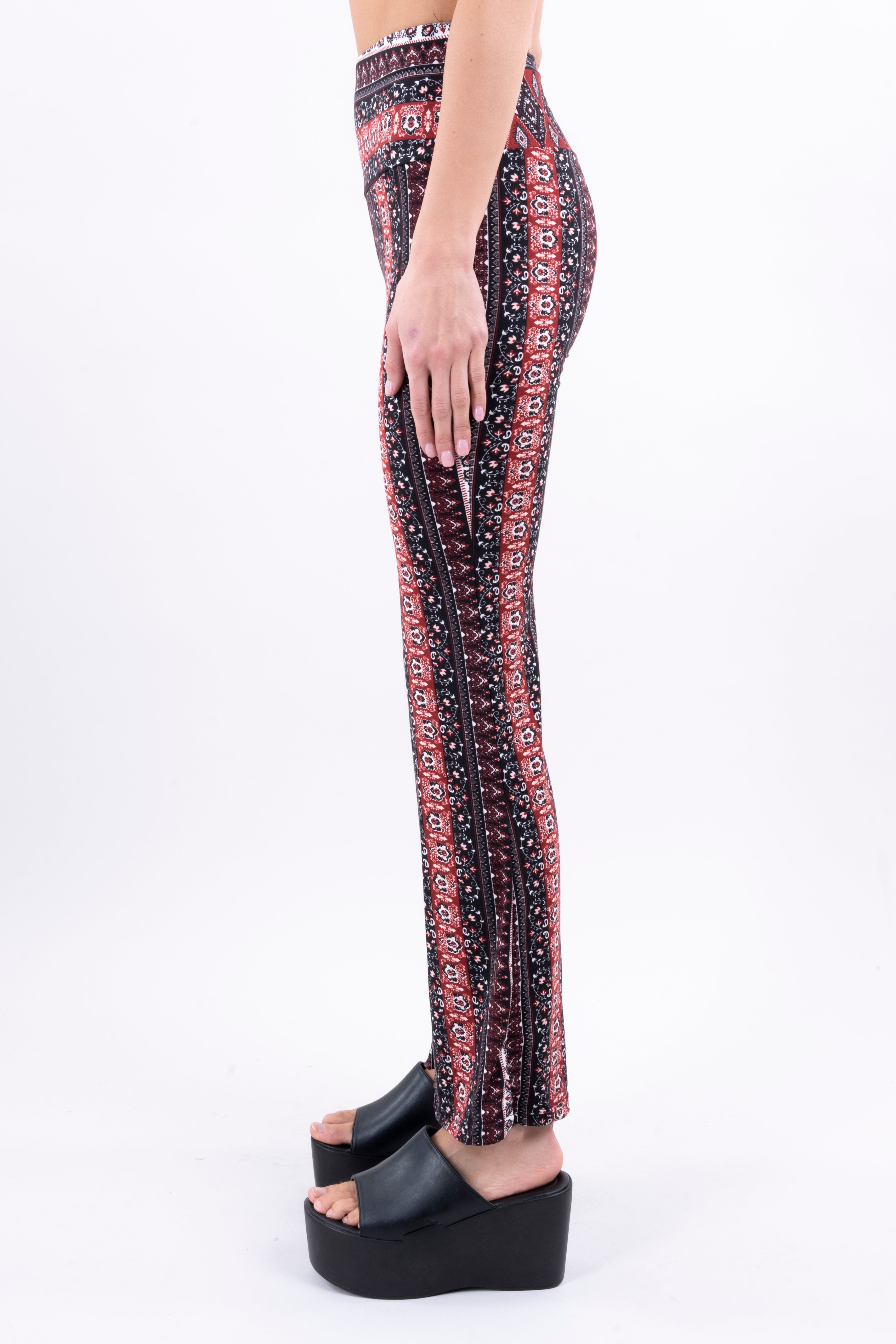 Pantalón slim flared estampado trival ROJO COMBO