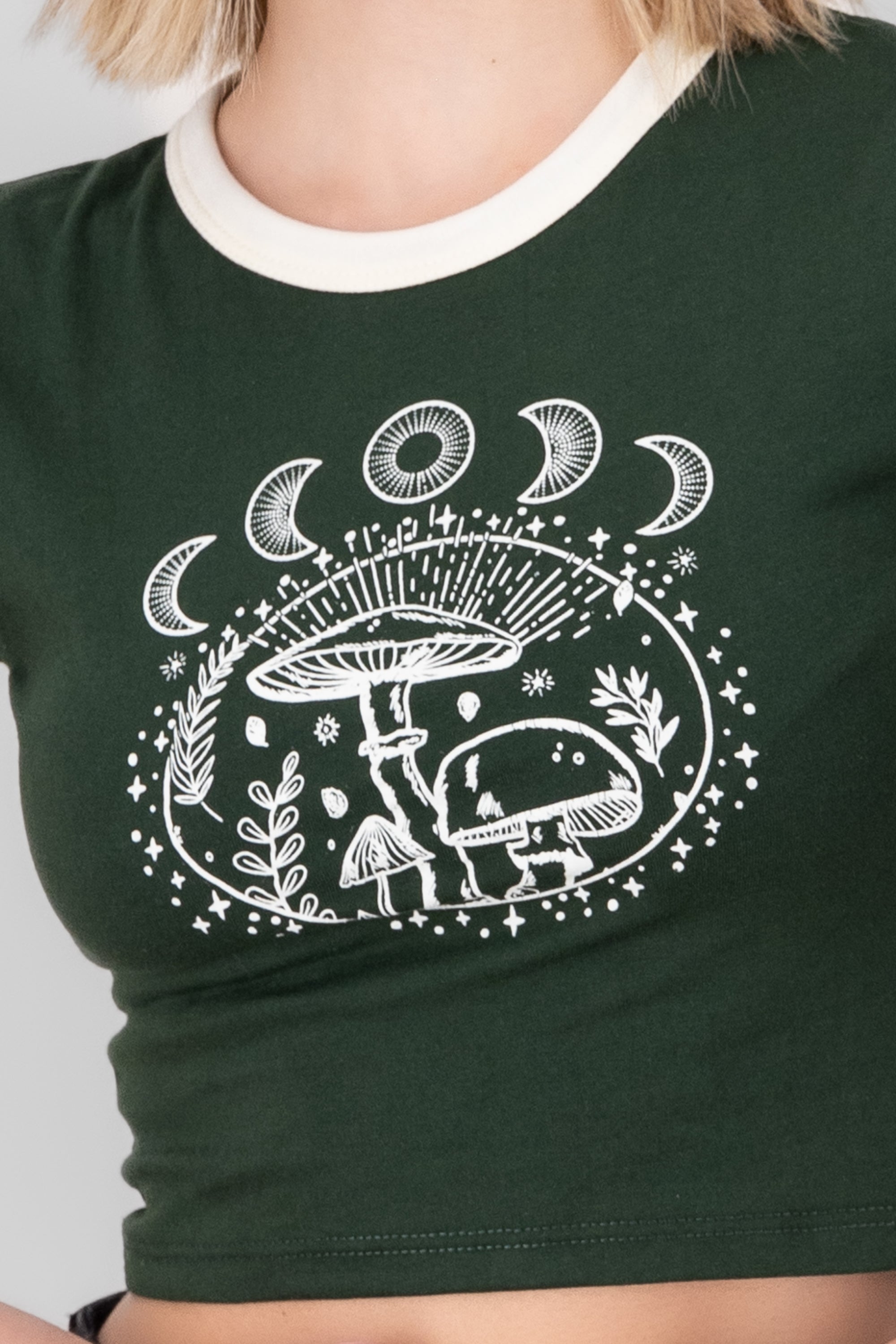 Playera Crop Hongos Lunas VERDE OBSCURO