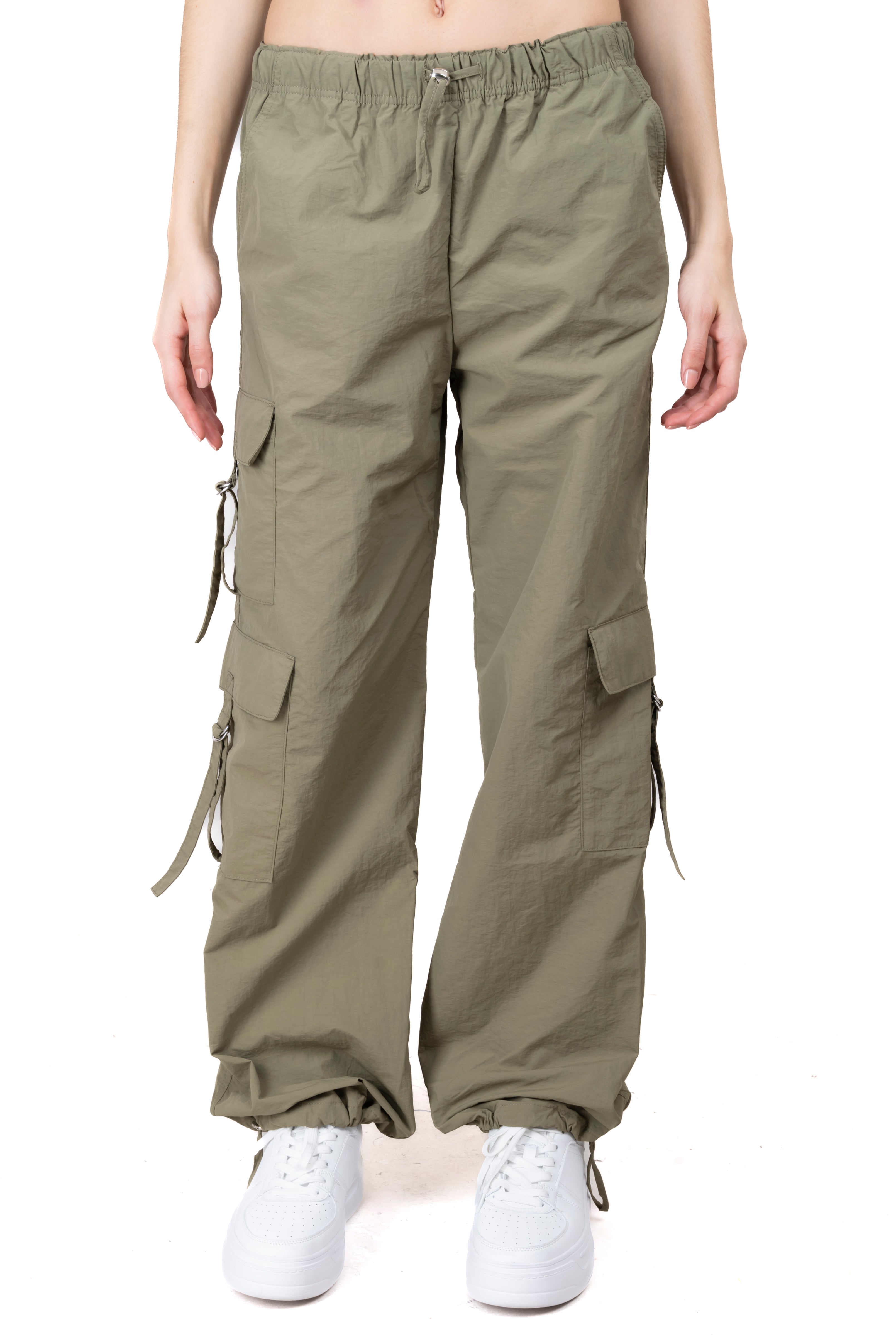 Pantalón parachute bolsillos cargo OLIVO