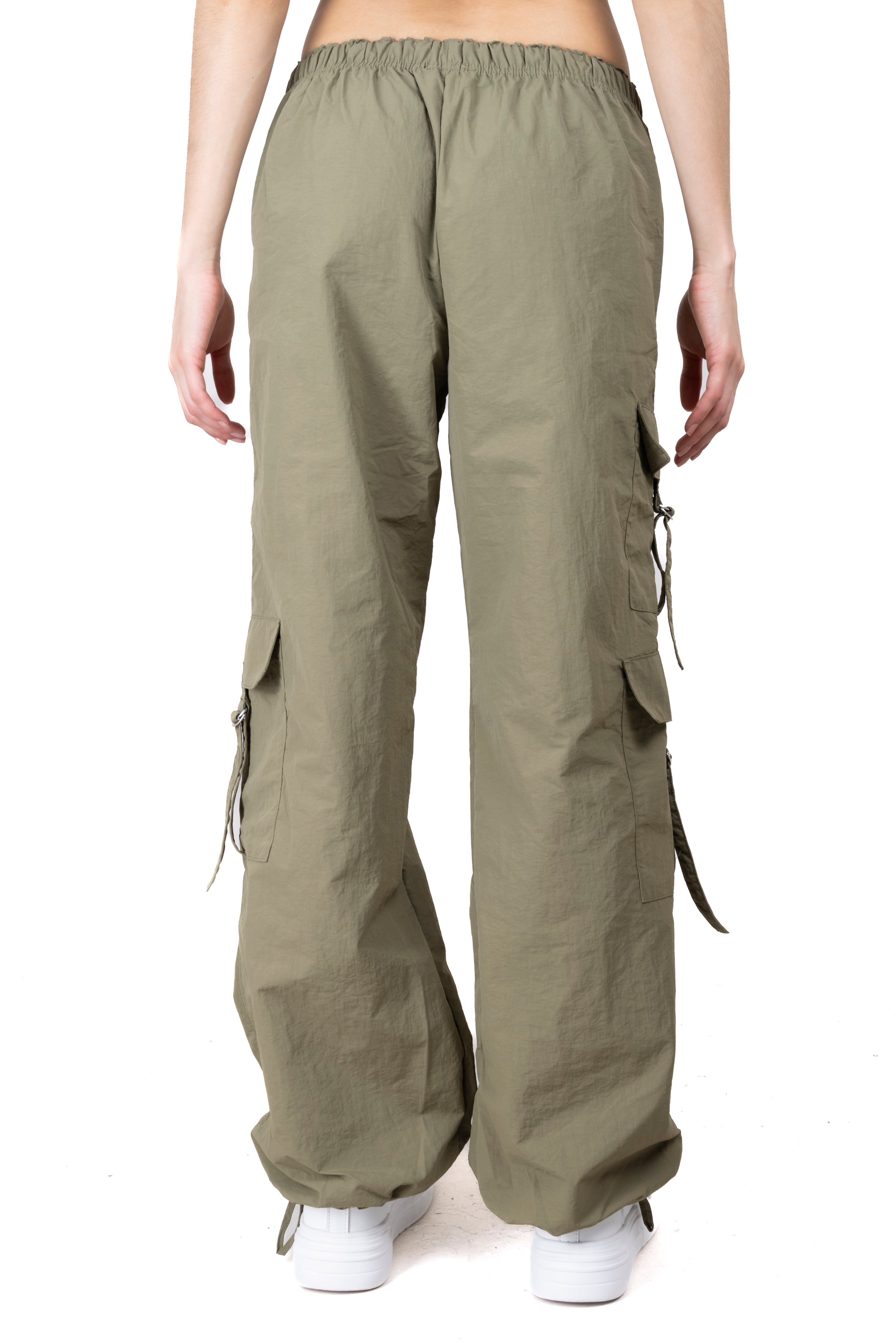 Pantalón parachute bolsillos cargo OLIVO