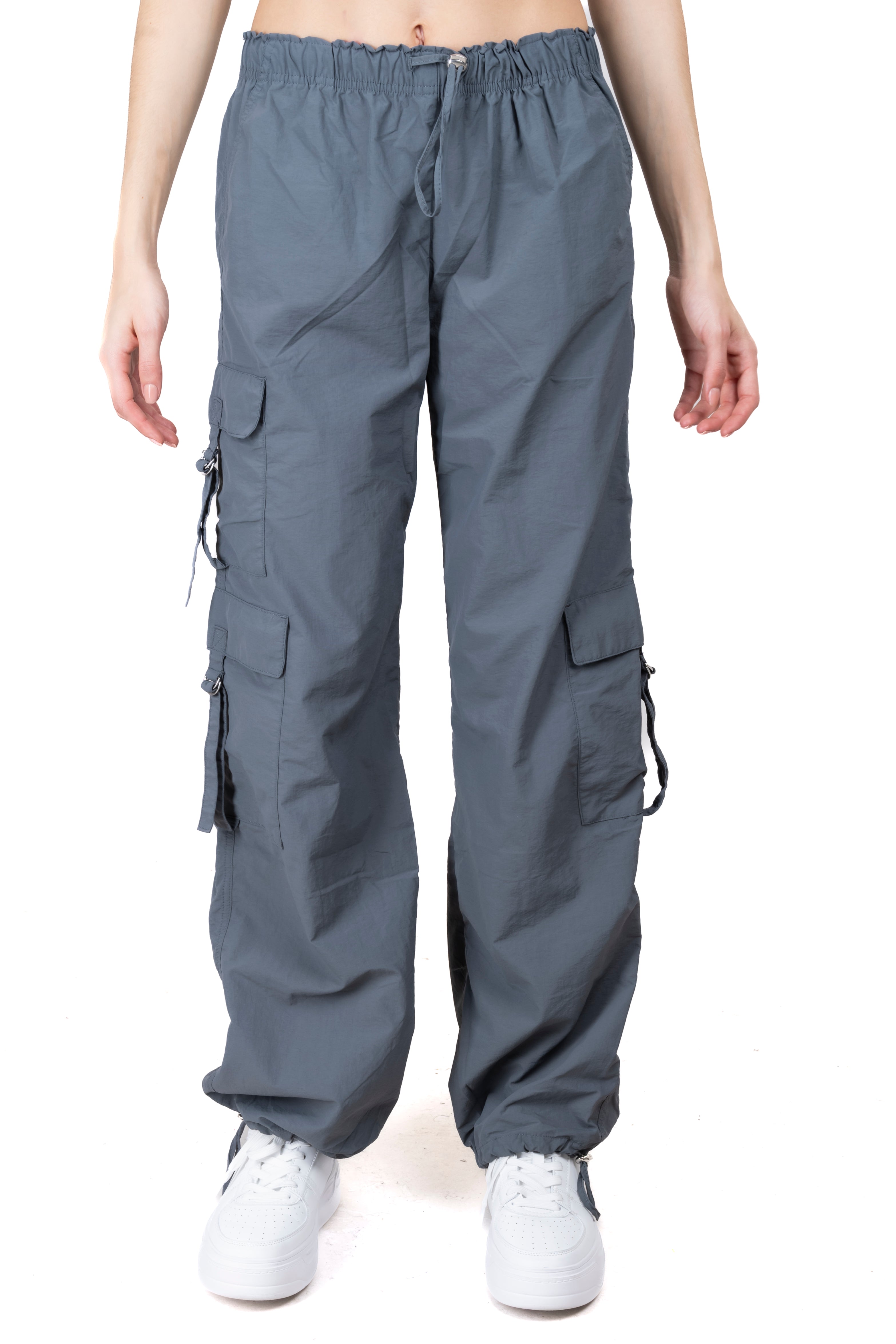 Pantalón parachute bolsillos cargo GRIS OBSCURO