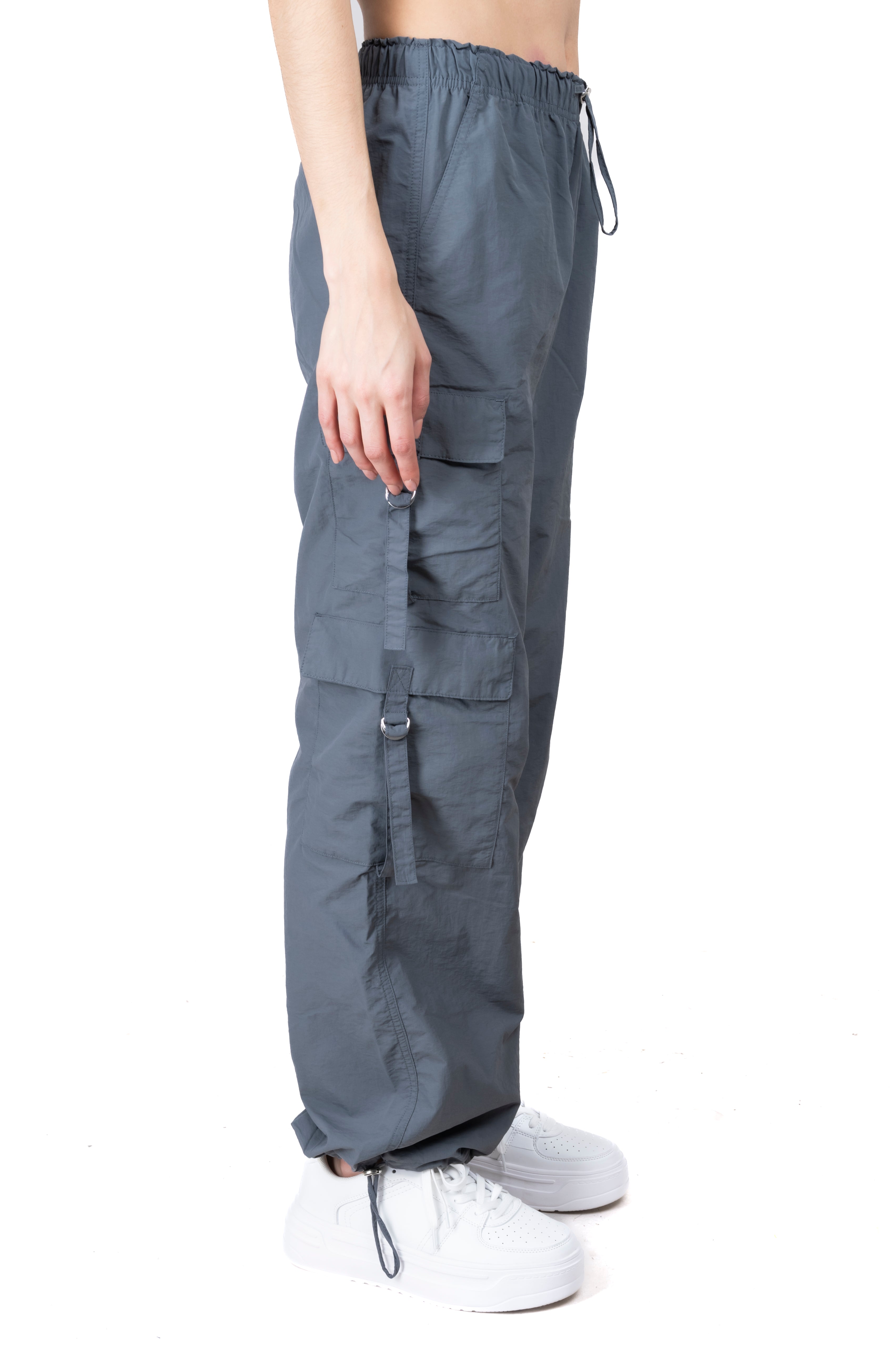 Pantalón parachute bolsillos cargo GRIS OBSCURO