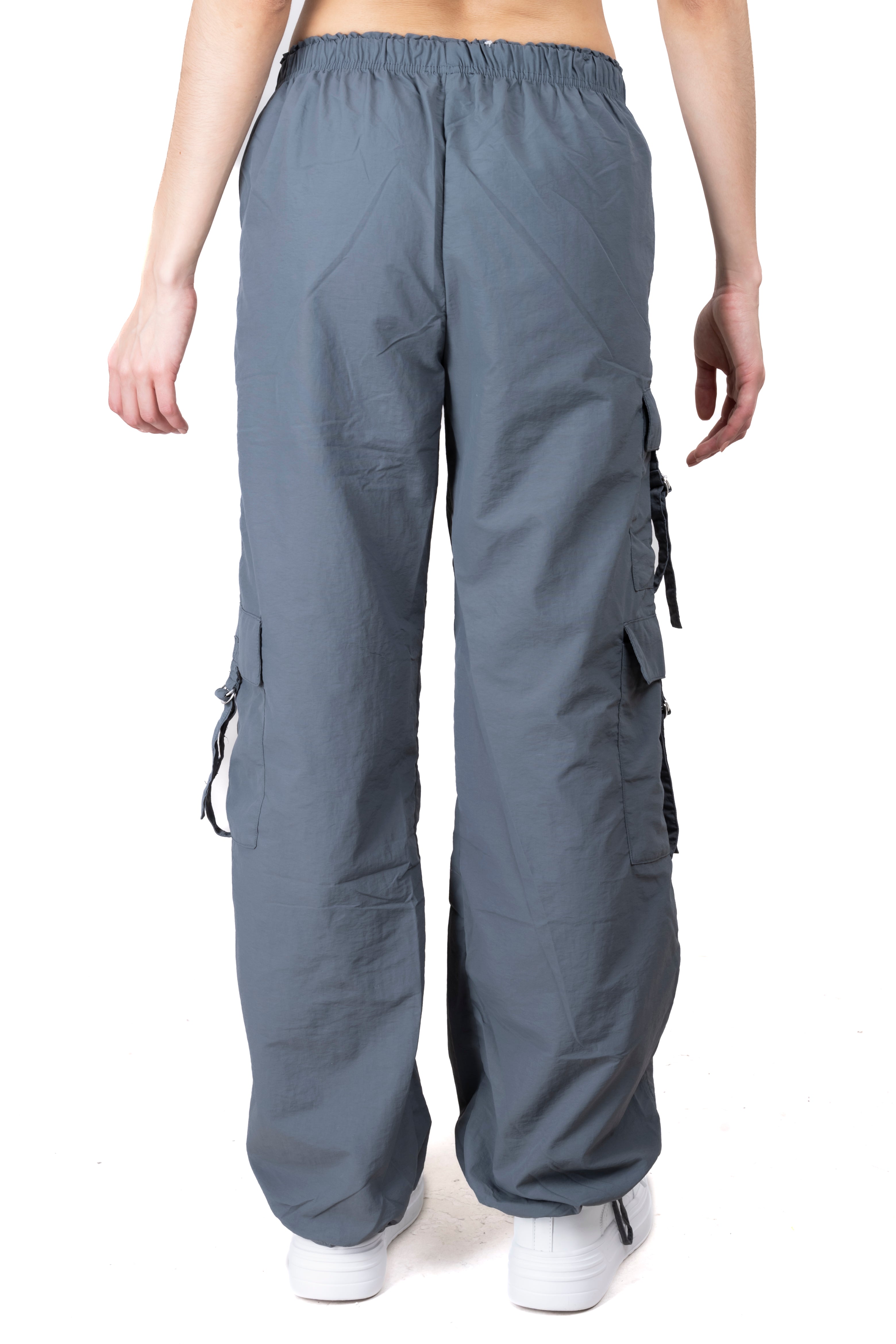 Pantalón parachute bolsillos cargo GRIS OBSCURO