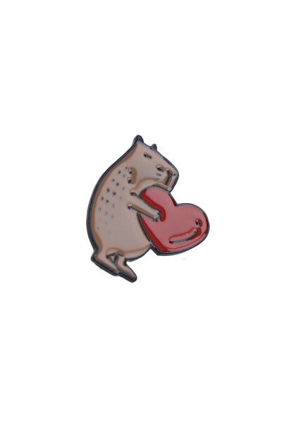 Pin capibara corazón ROJO