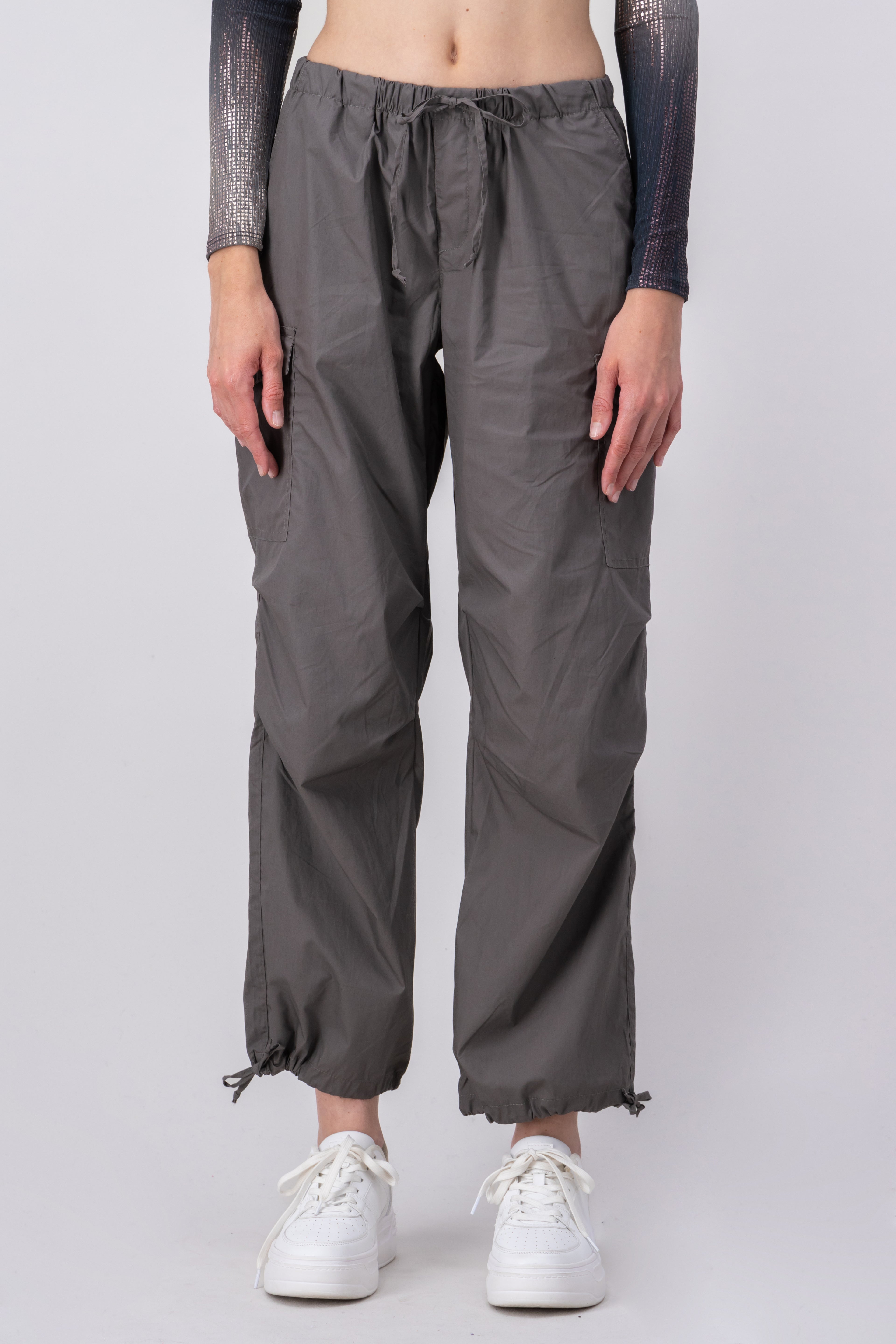 Pantalón parachute elástico cintas GRIS