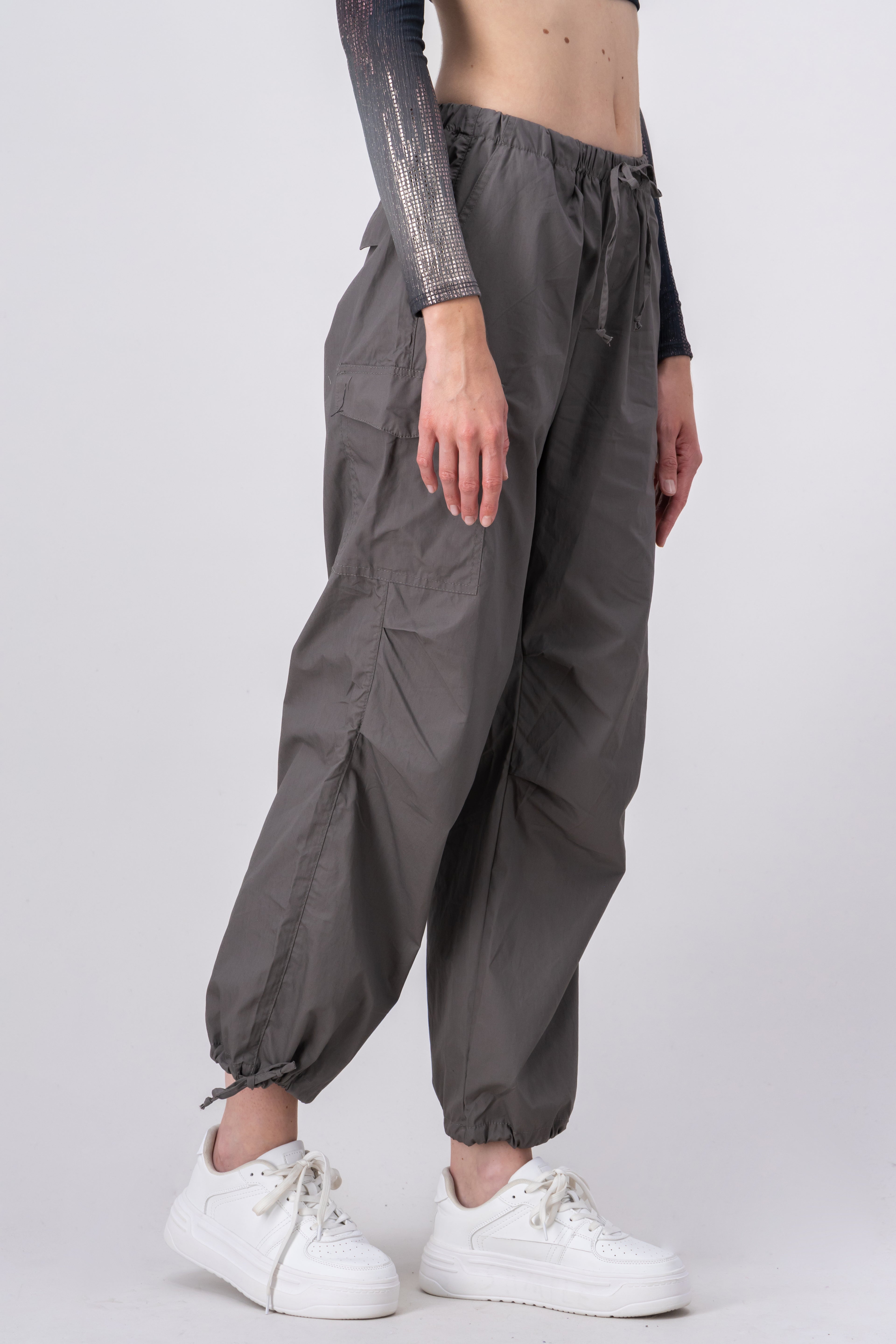 Pantalón parachute elástico cintas GRIS