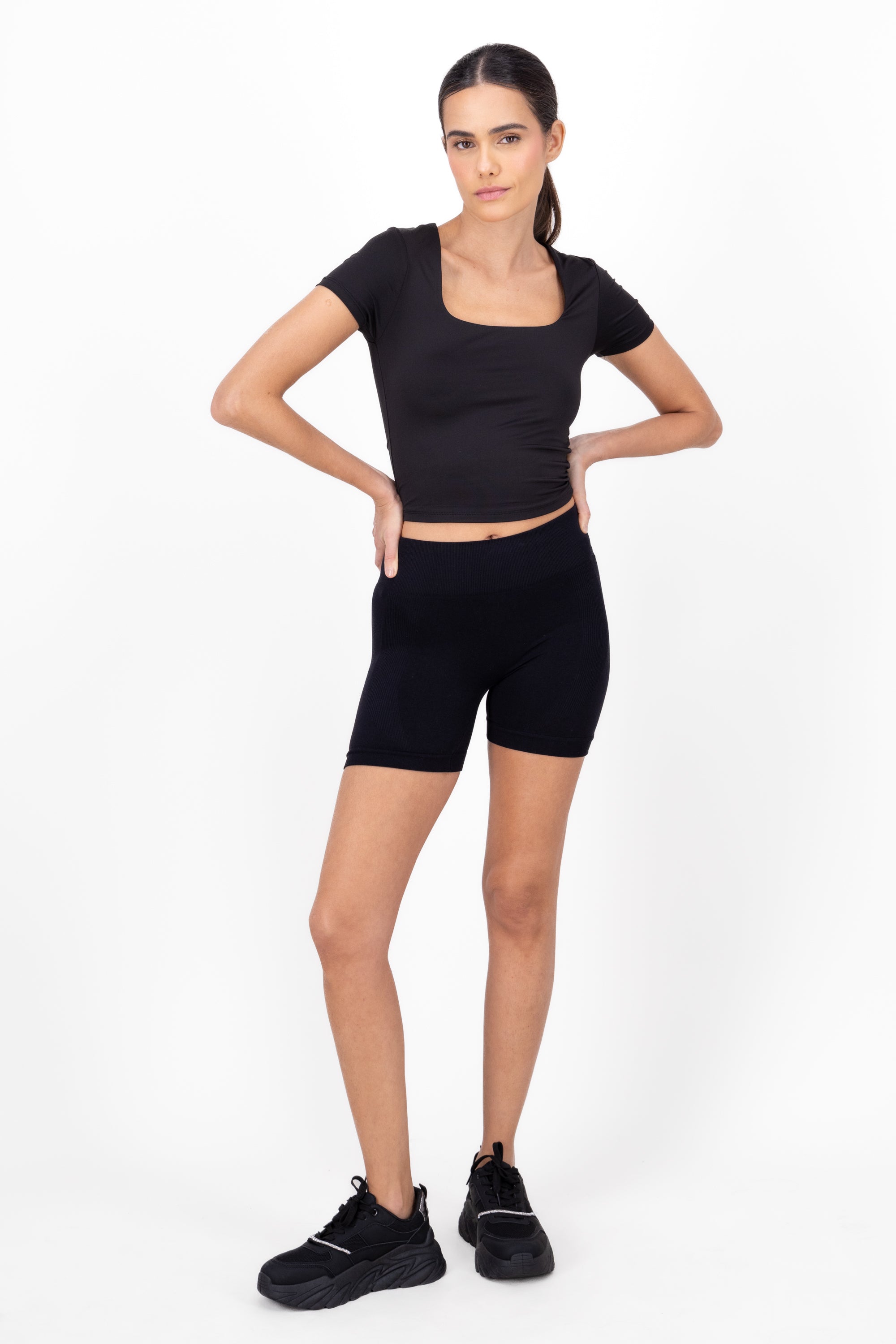 Short Biker Cintura Ancha Liso NEGRO