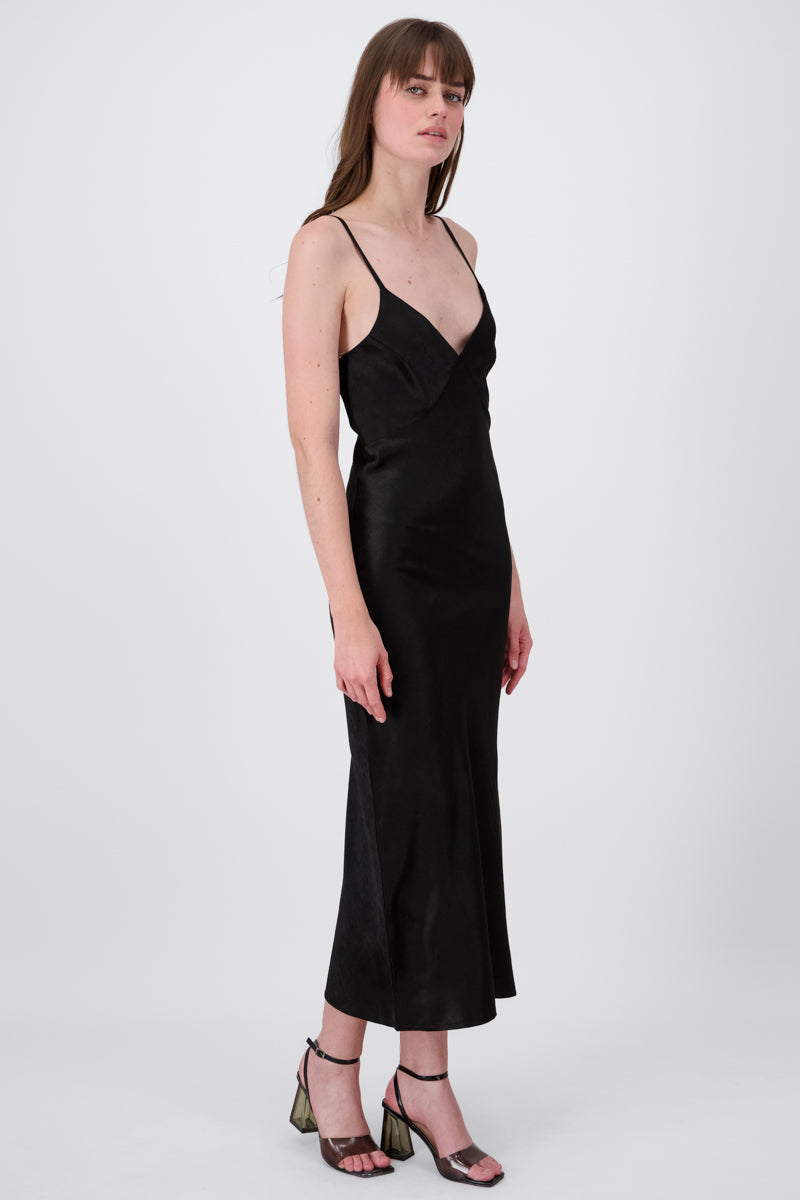 Vestido maxi detalle cortes NEGRO