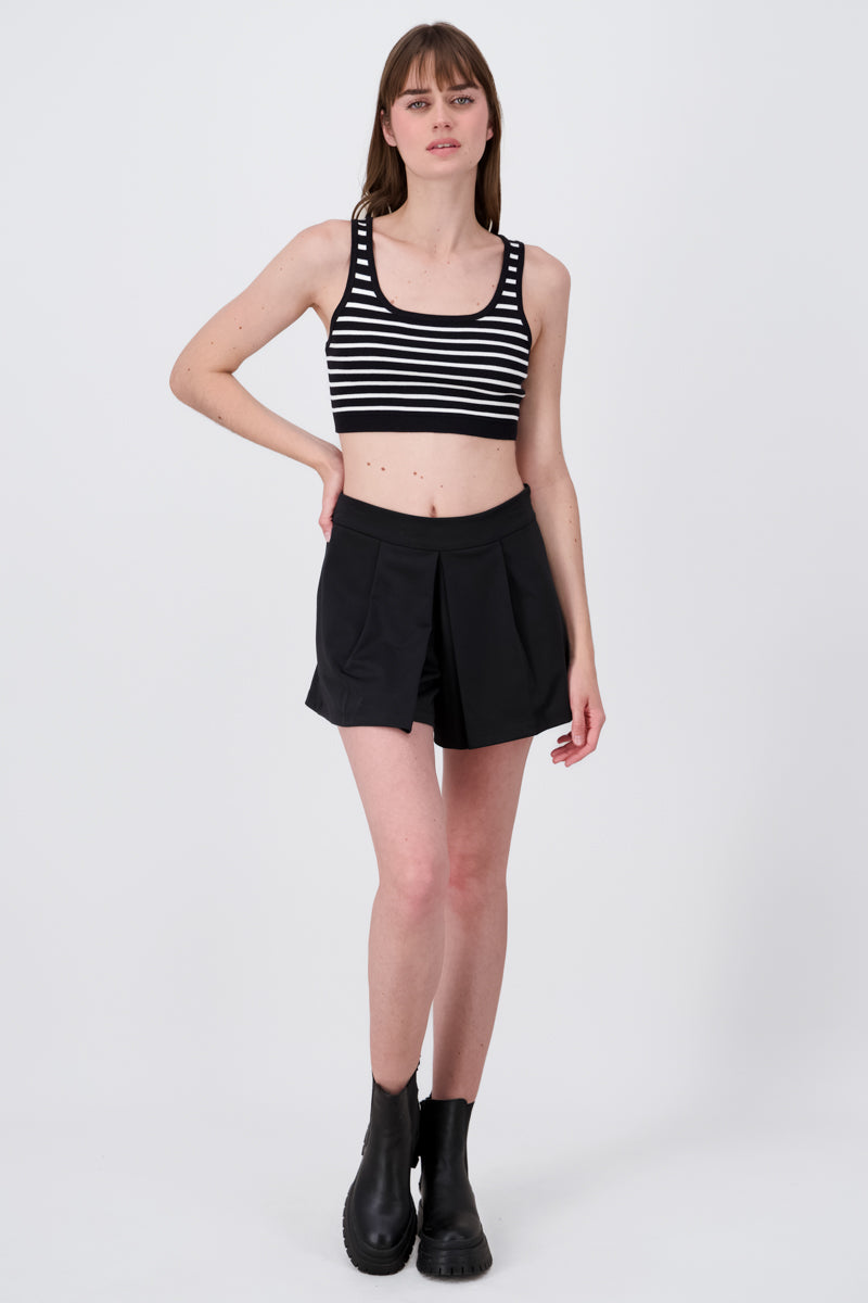 Short Amplio Detalle Pinzas NEGRO