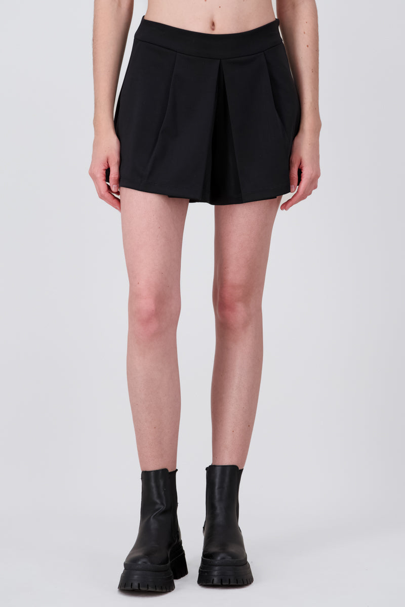 Short Amplio Detalle Pinzas NEGRO