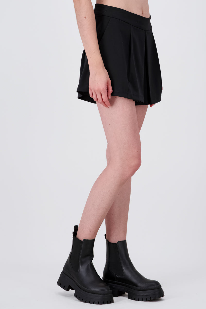 Short Amplio Detalle Pinzas NEGRO