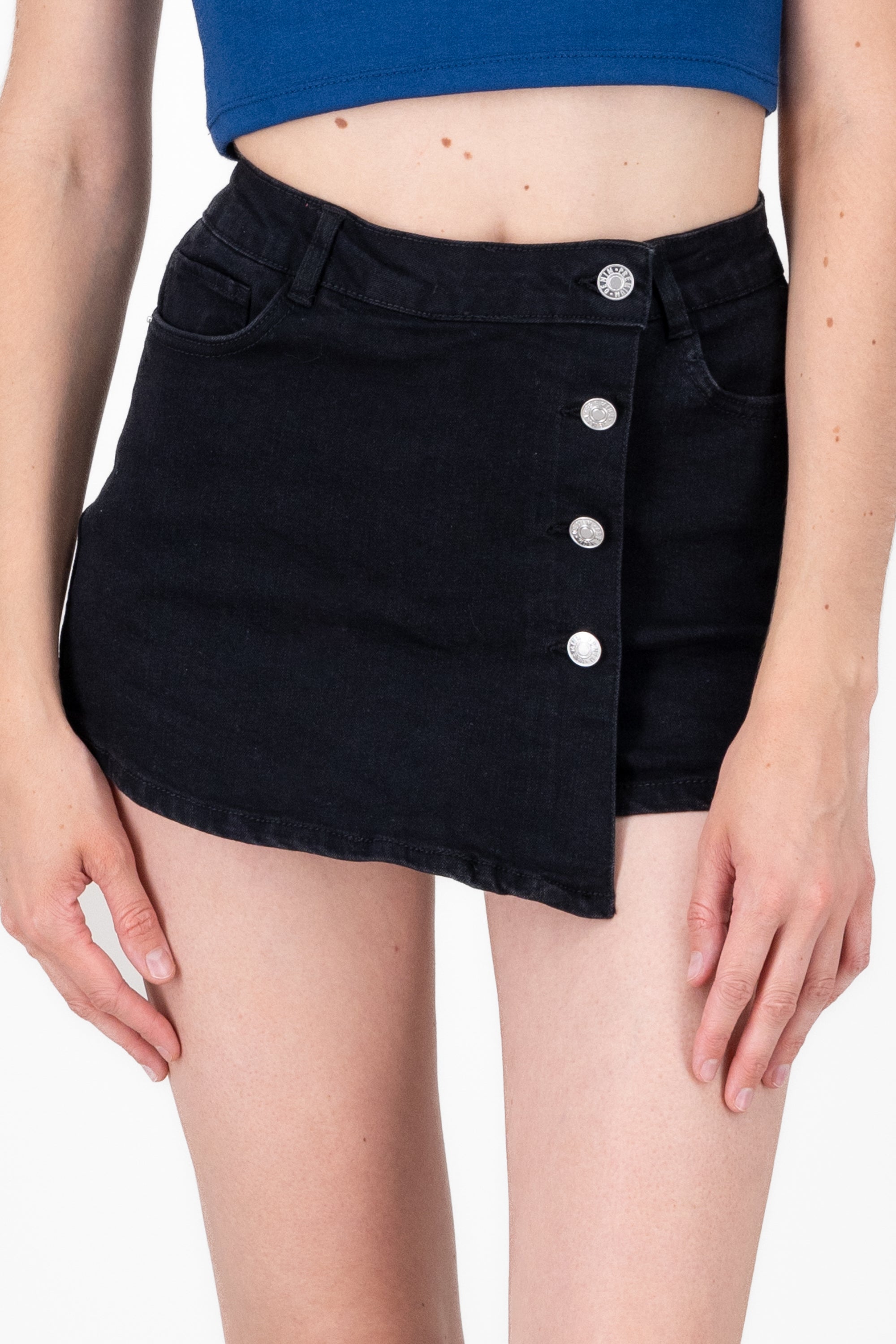 Falda short cruzada detalle botones NEGRO