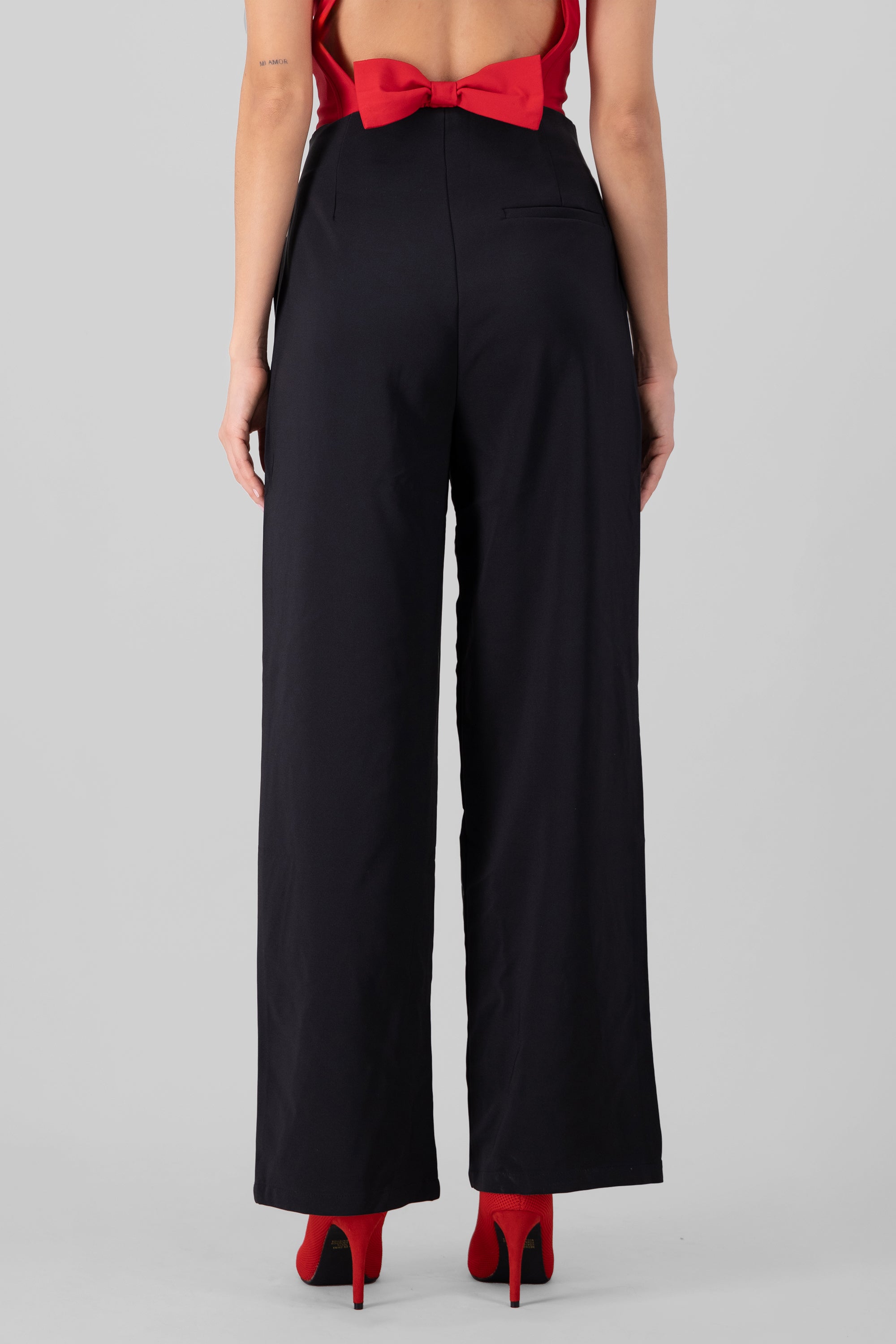 Pantalon amplio detalle pinza NEGRO