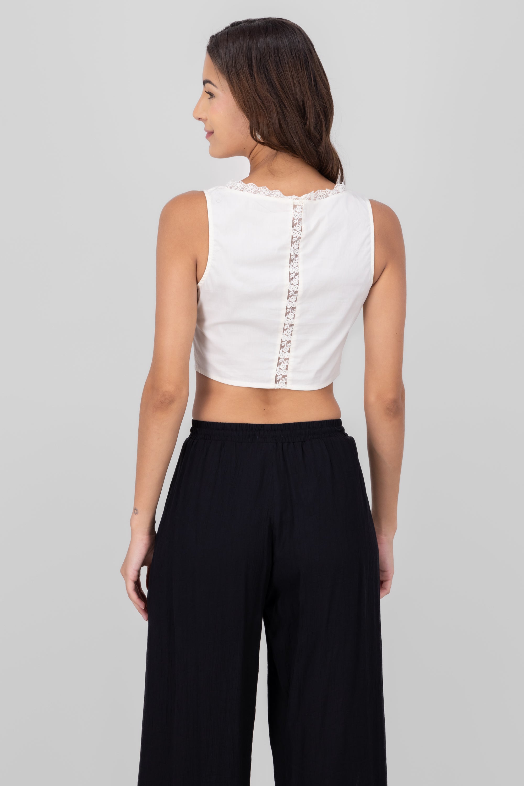 Blusa sin mangas con lace up encajes CREMA