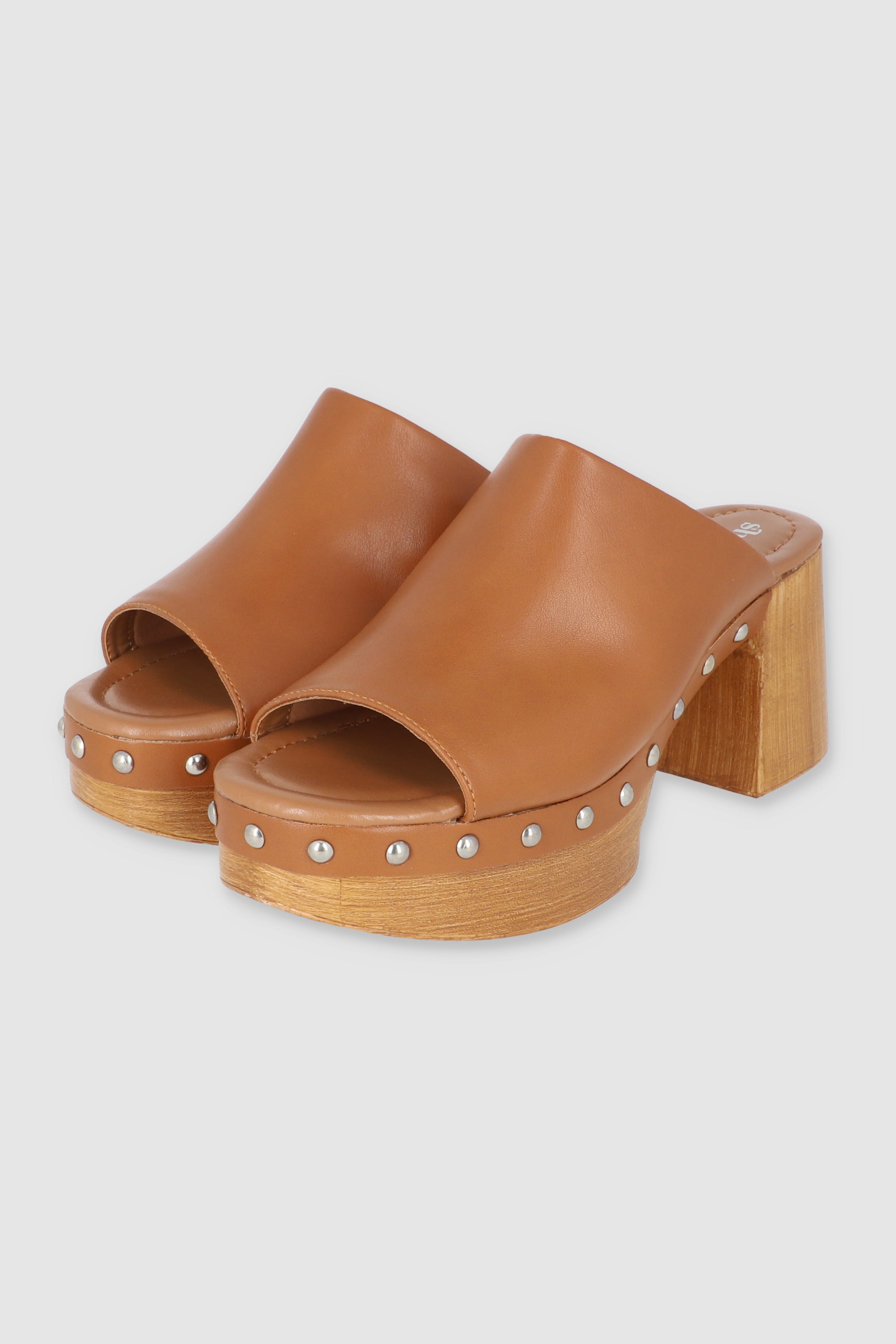 Tacón sueco detalle studs peep toe CAMELLO