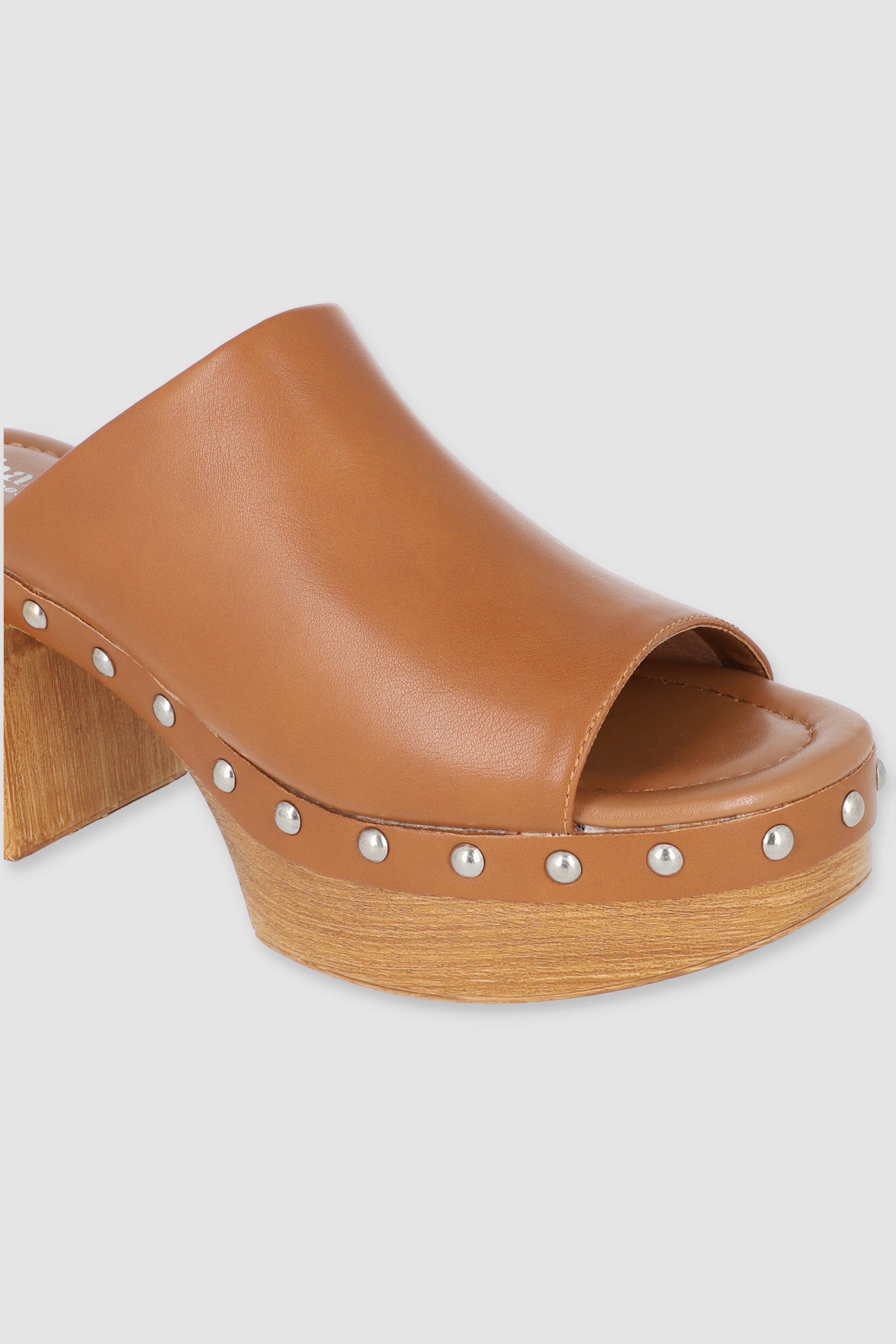 Tacón sueco detalle studs peep toe CAMELLO