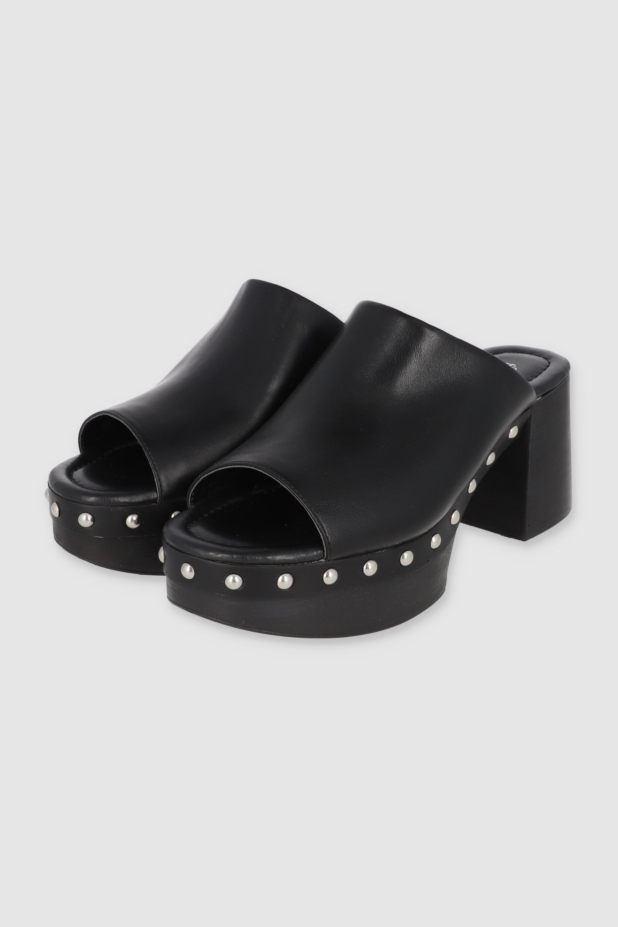 Tacón sueco detalle studs peep toe NEGRO