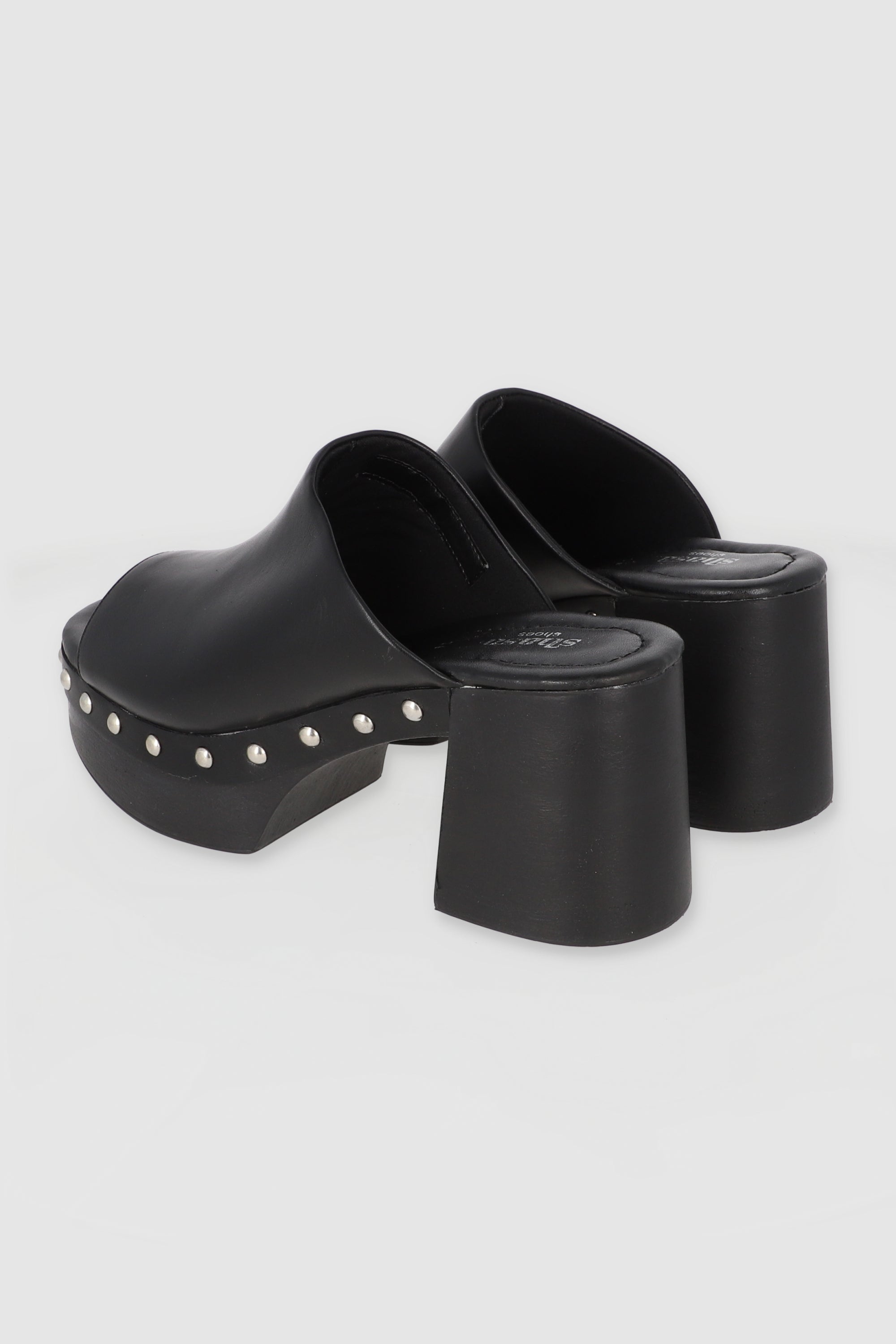 Tacón sueco detalle studs peep toe NEGRO