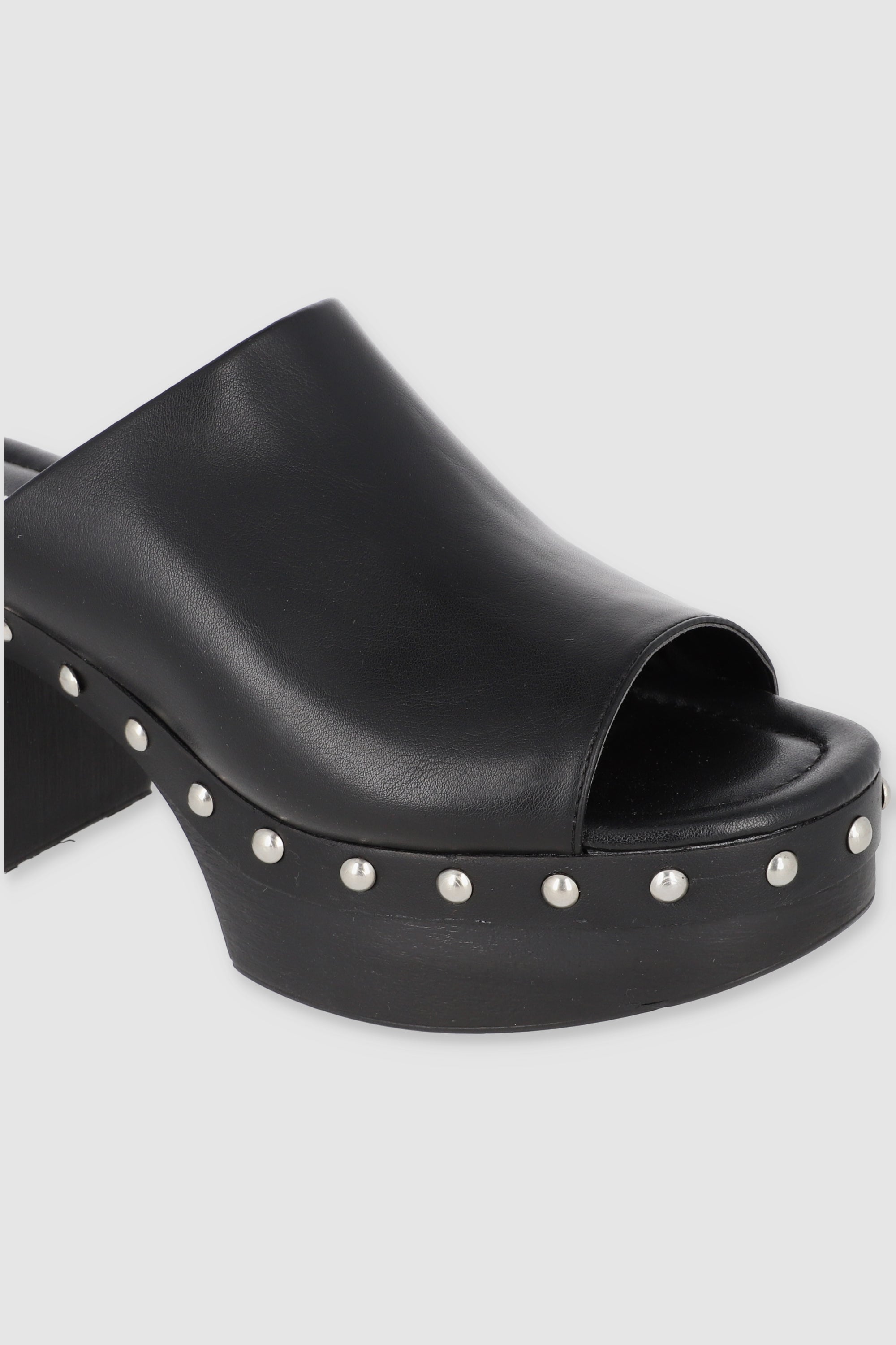 Tacón sueco detalle studs peep toe NEGRO