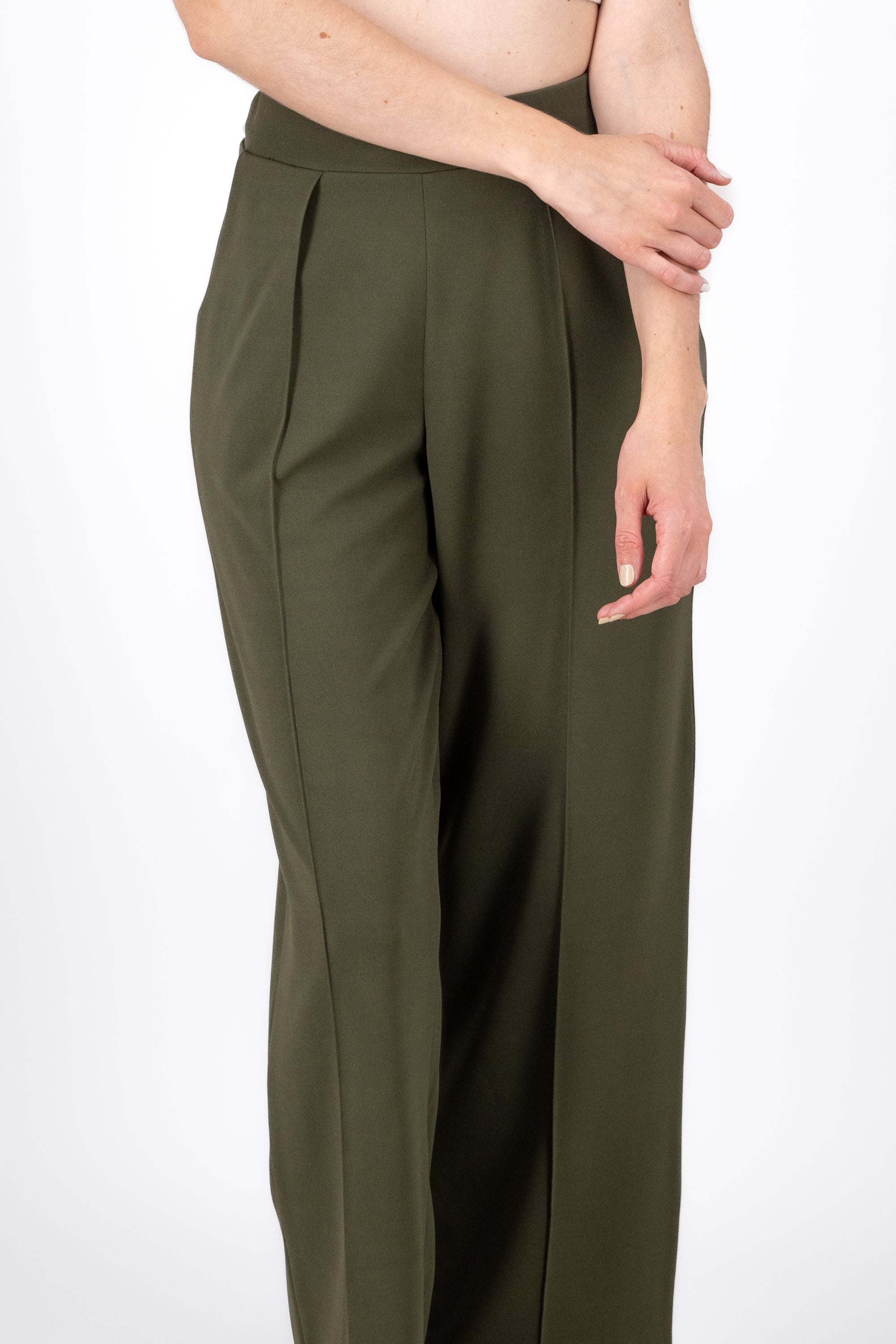 Pantalon Fluido Detalle Pinzas OLIVO