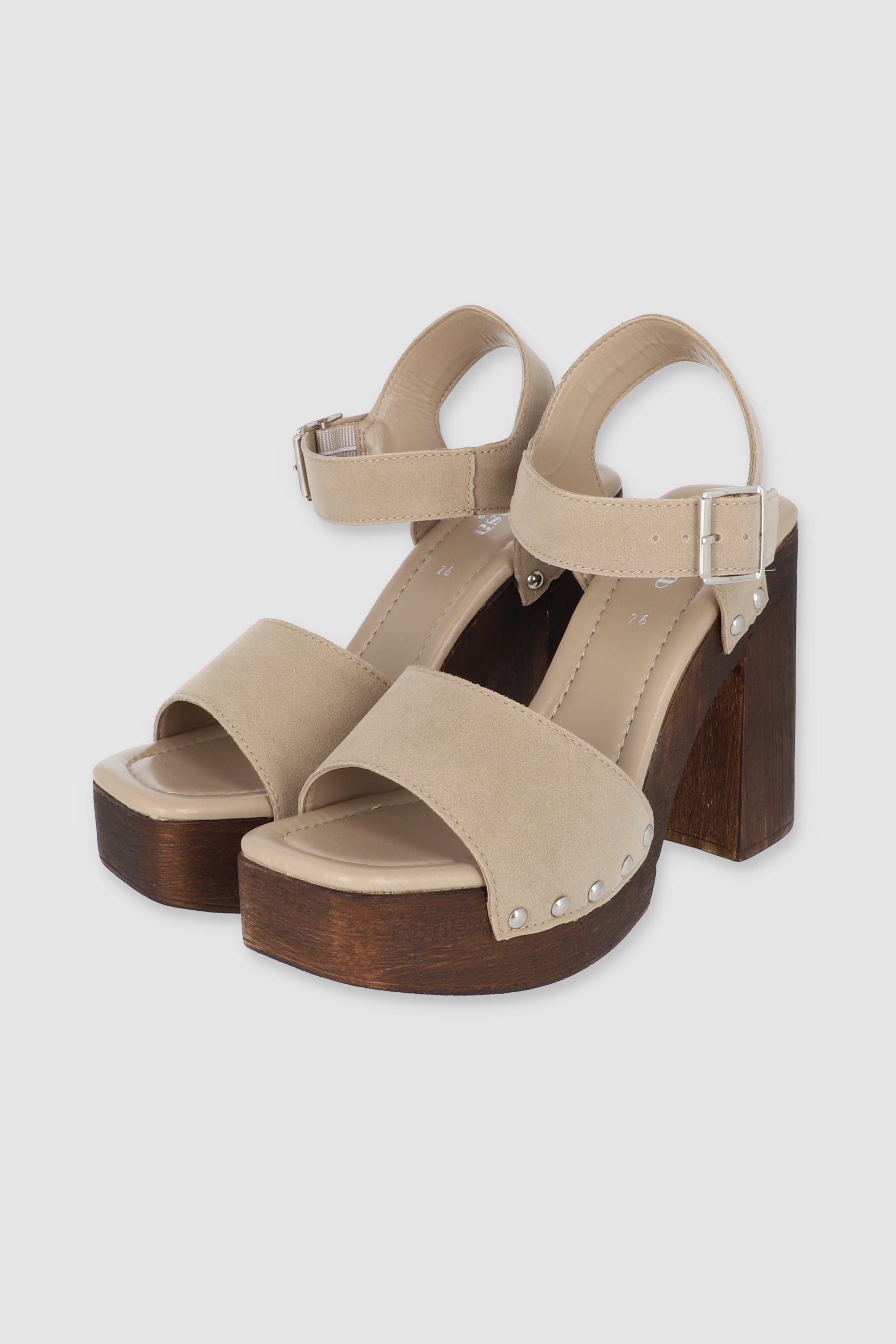 Tacon tira ancha studs peep toe NUDE