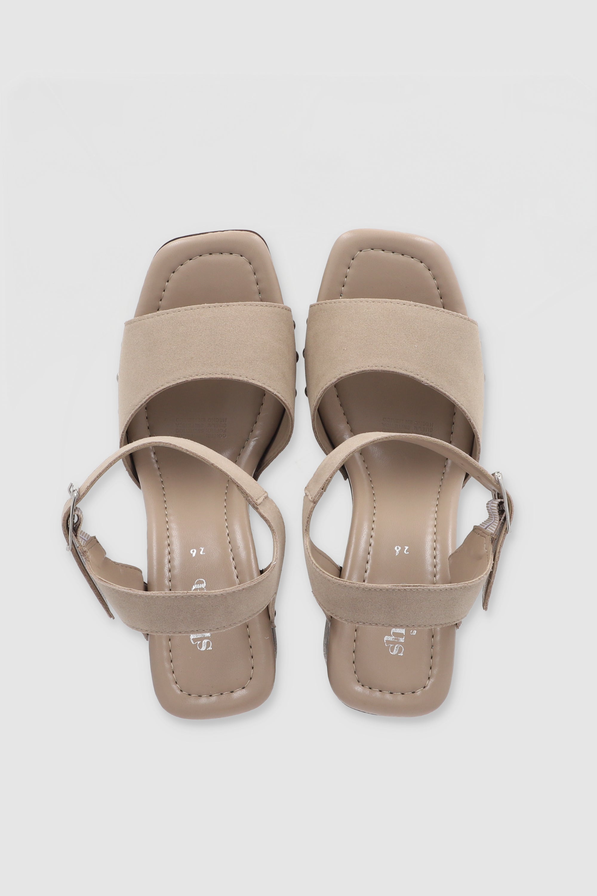 Tacon tira ancha studs peep toe NUDE