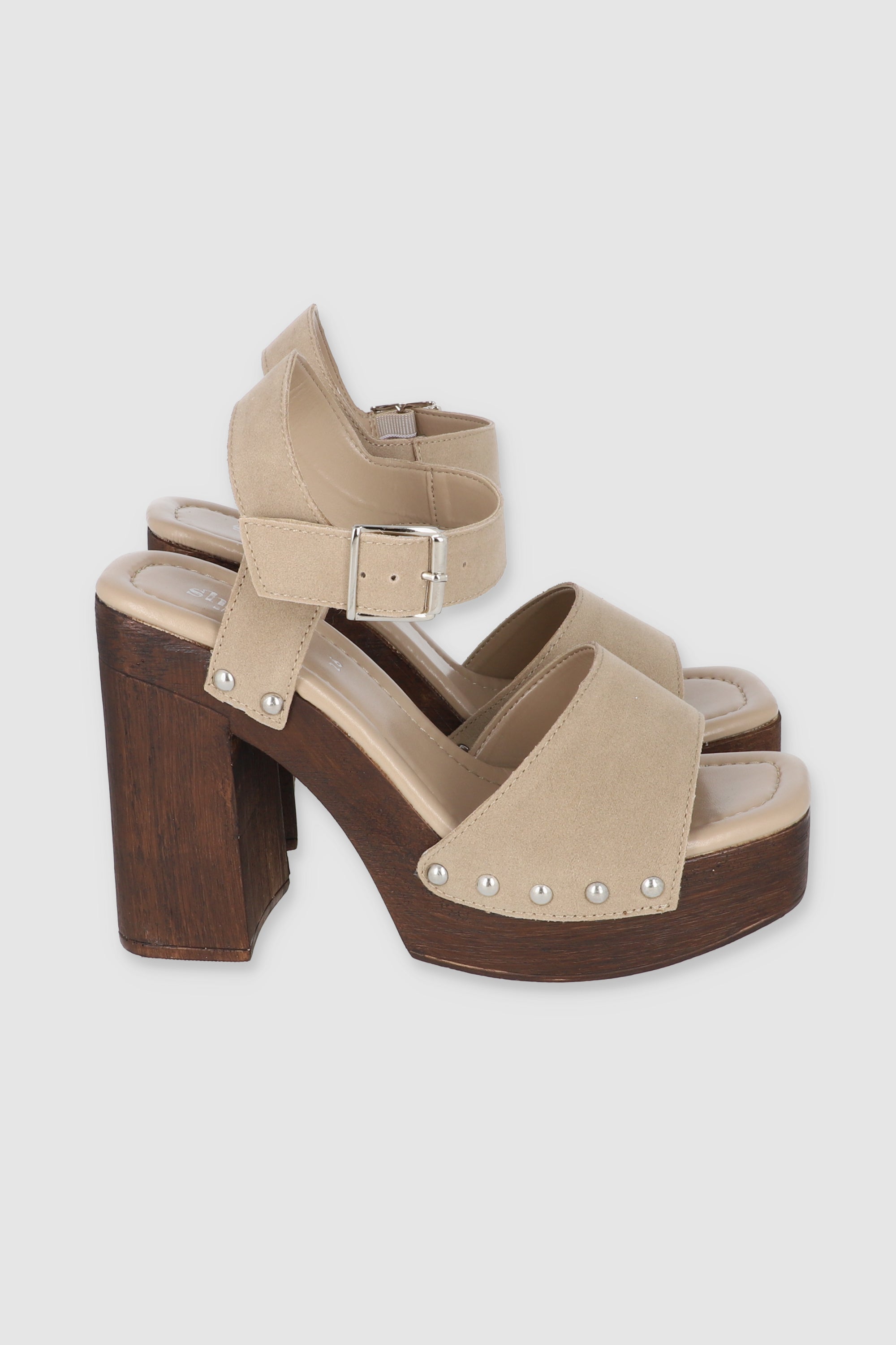 Tacon tira ancha studs peep toe NUDE