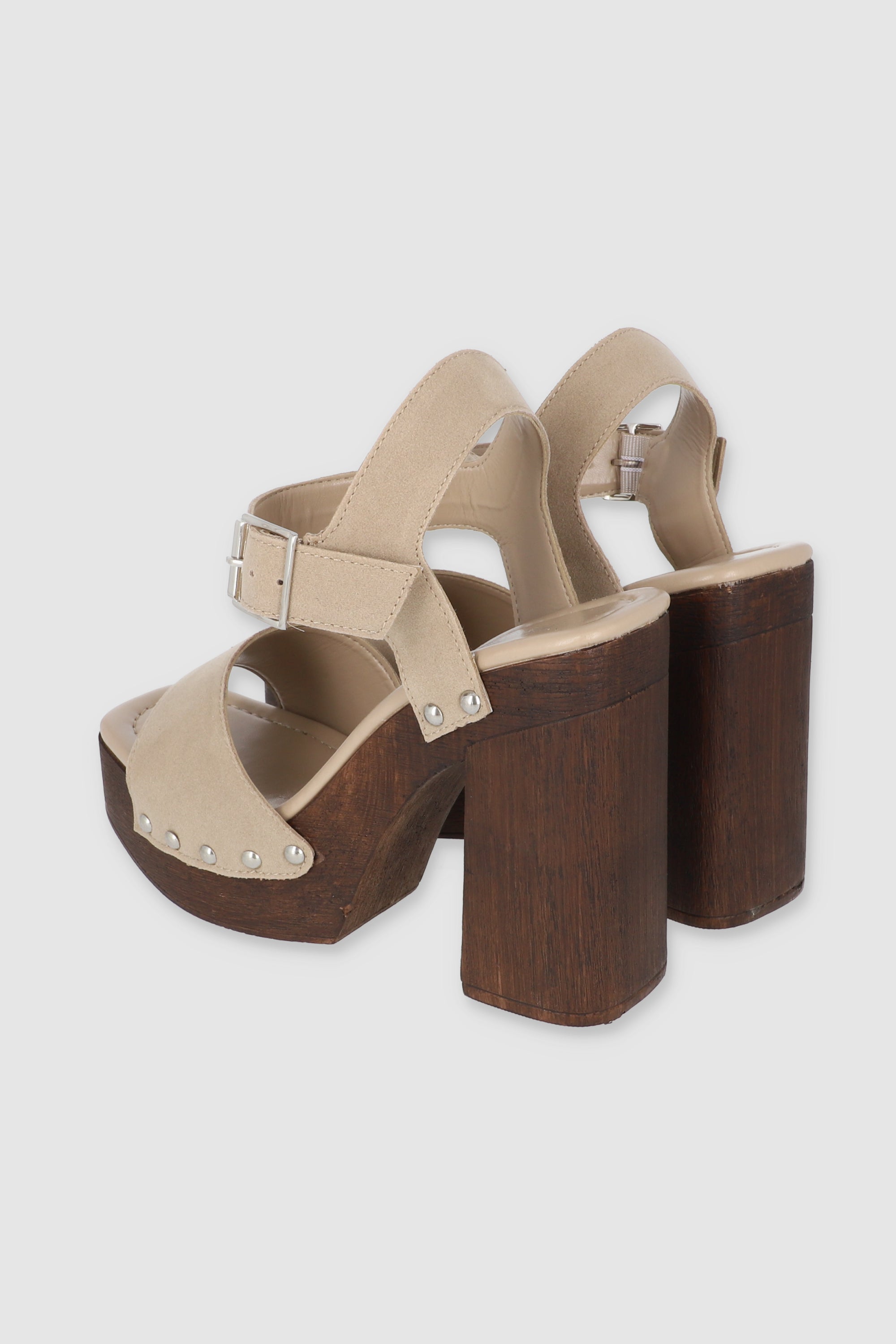 Tacon tira ancha studs peep toe NUDE