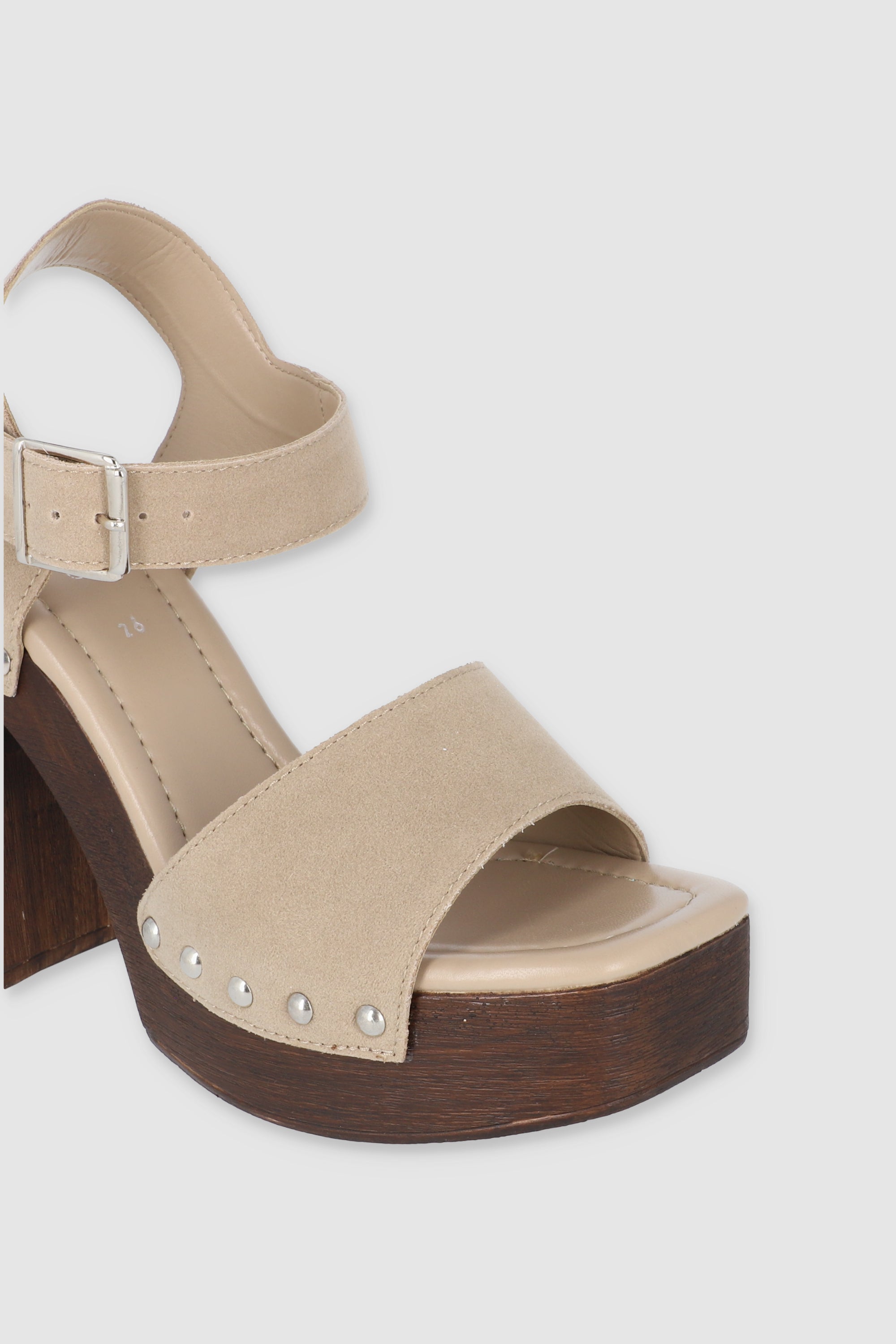 Tacon tira ancha studs peep toe NUDE