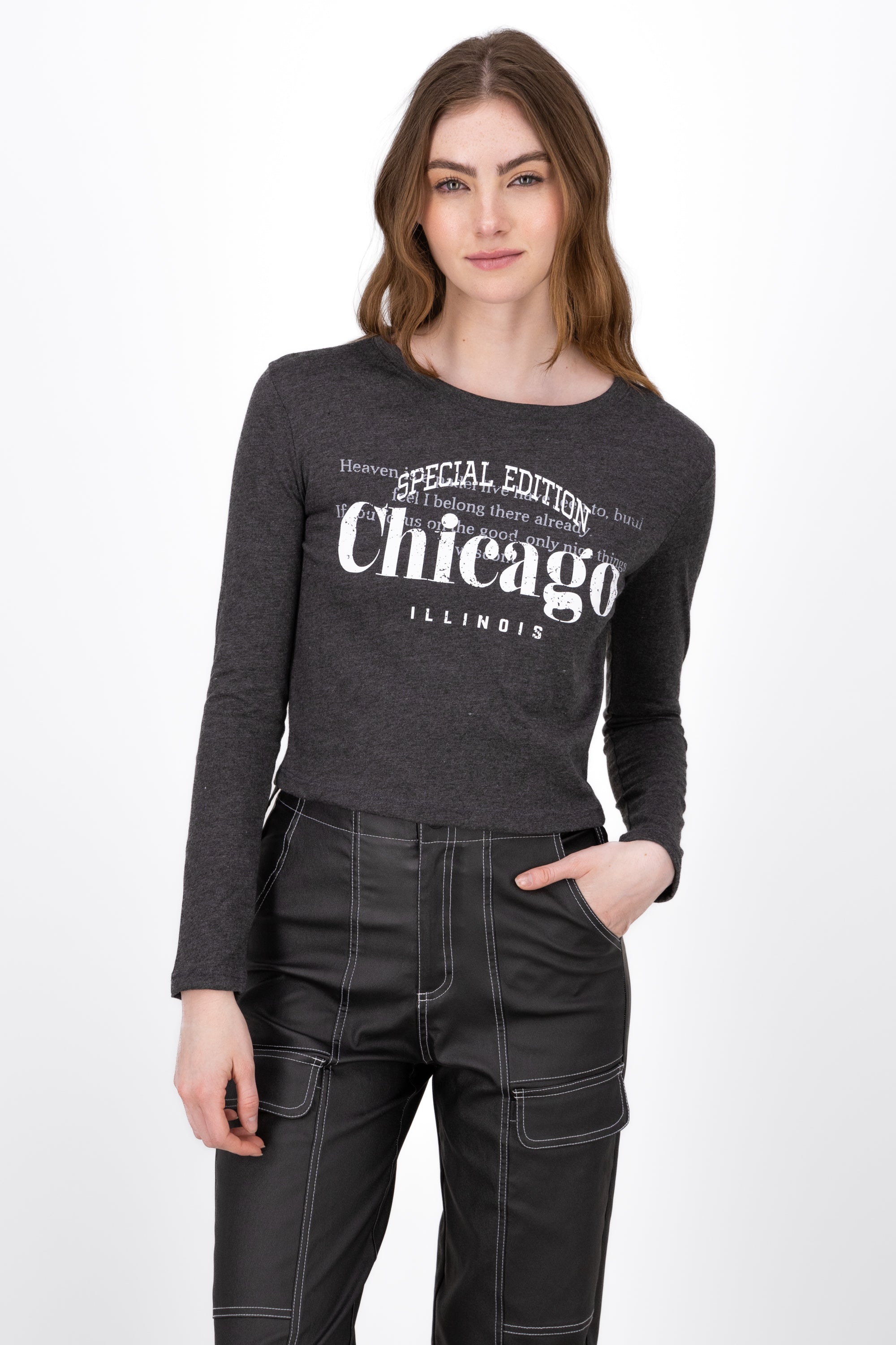 Playera Crop Manga Larga Chicago GRIS OBSCURO