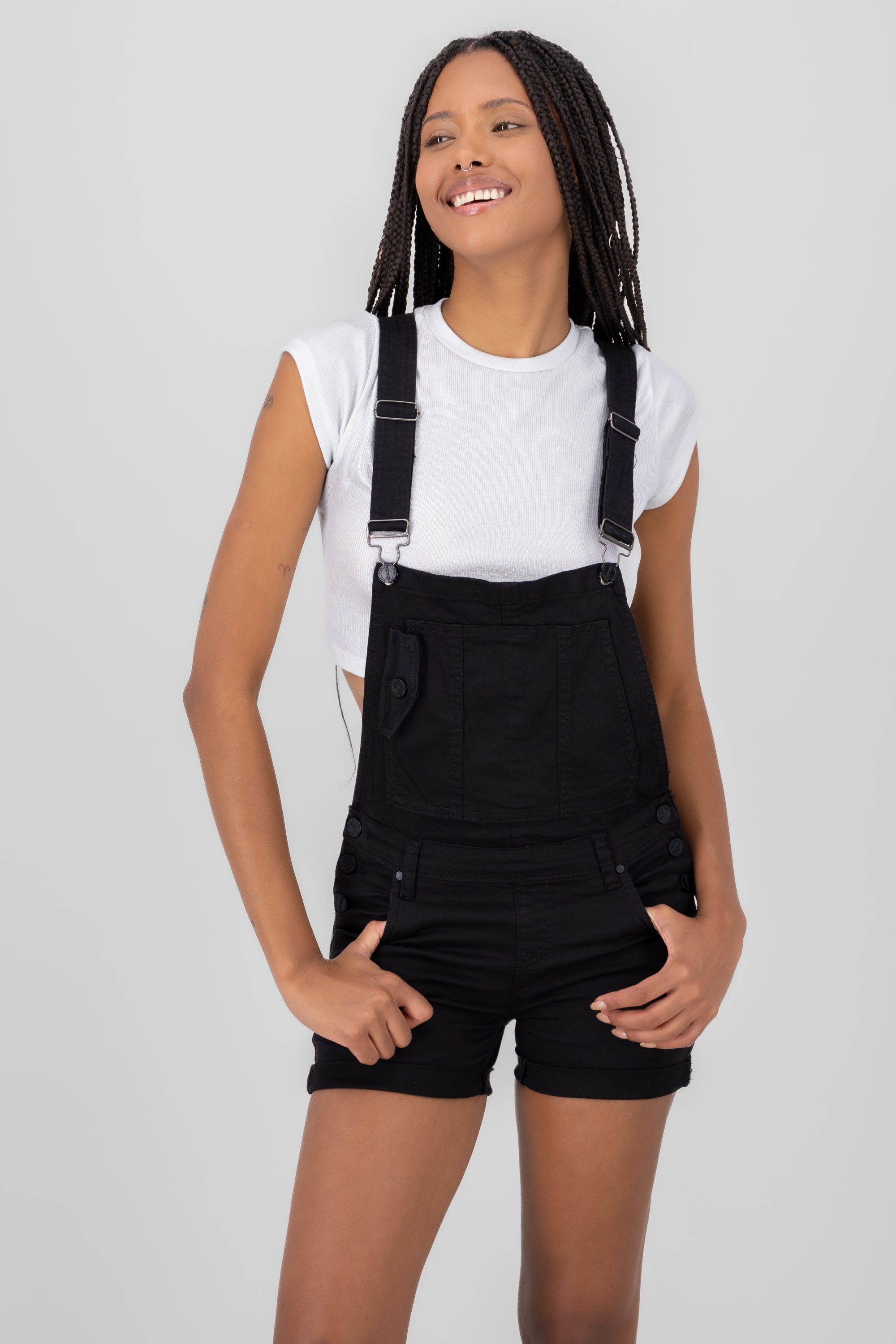 Overol short con bolsa NEGRO