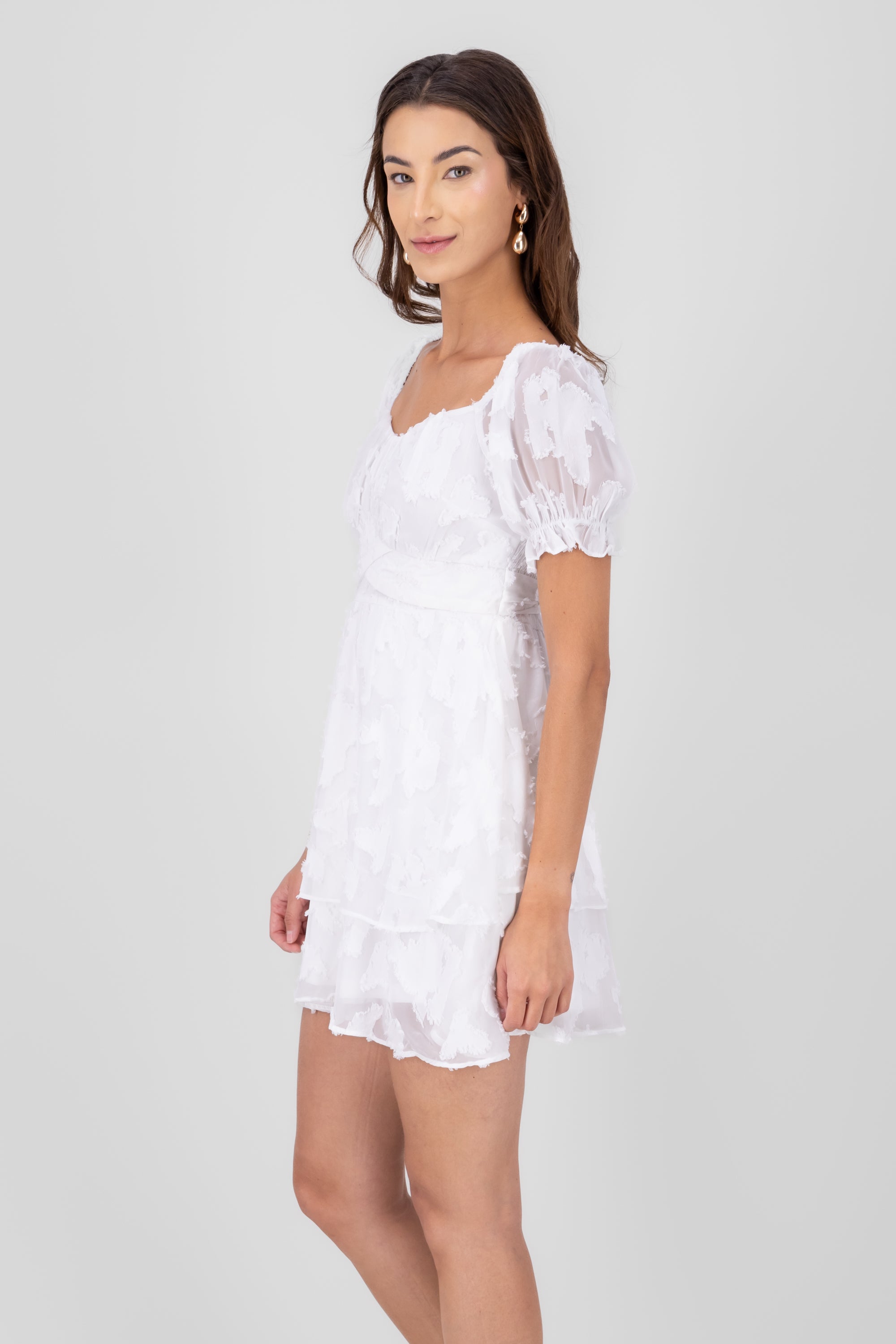 Vestido de olanes con flores de textura BLANCO