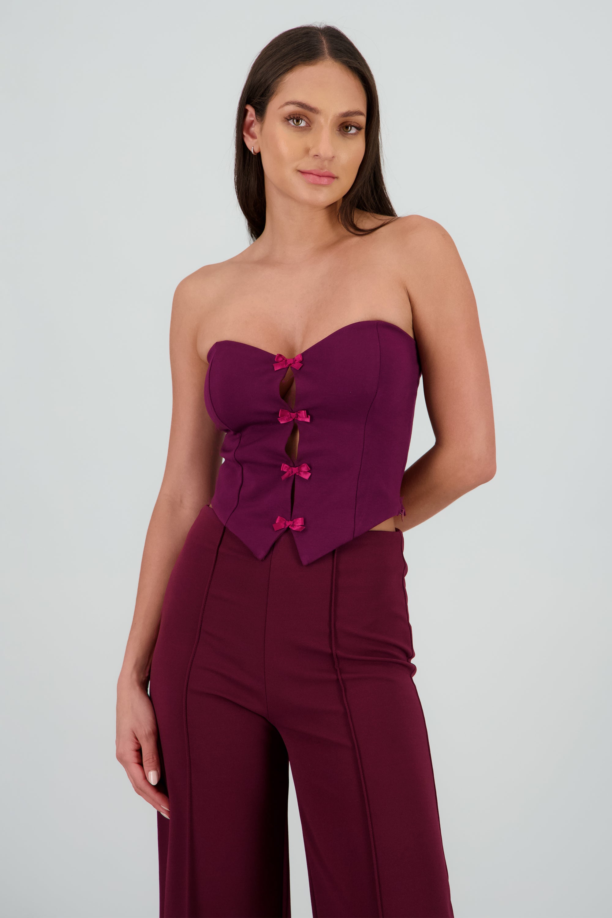 Top strapless detalle moños CIRUELA