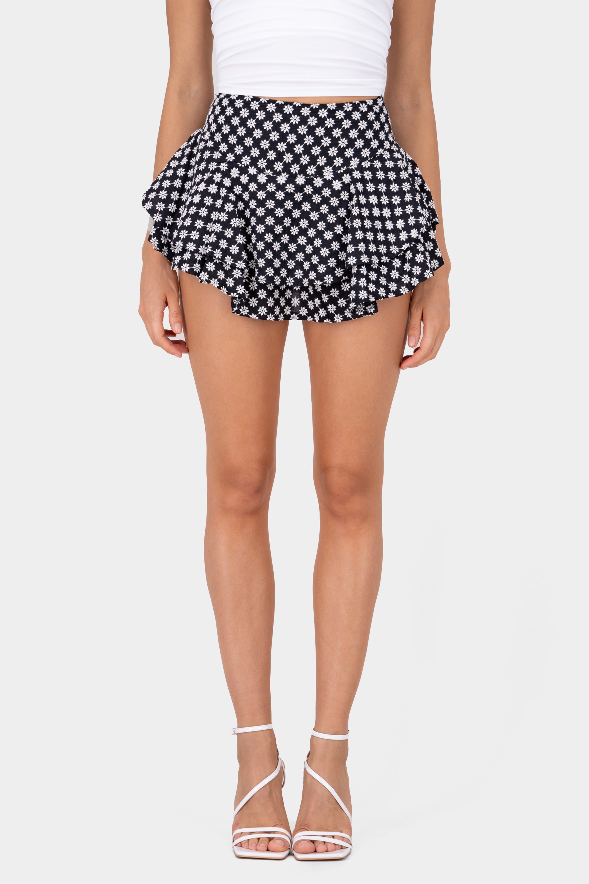 Falda short flores bordadas NEGRO