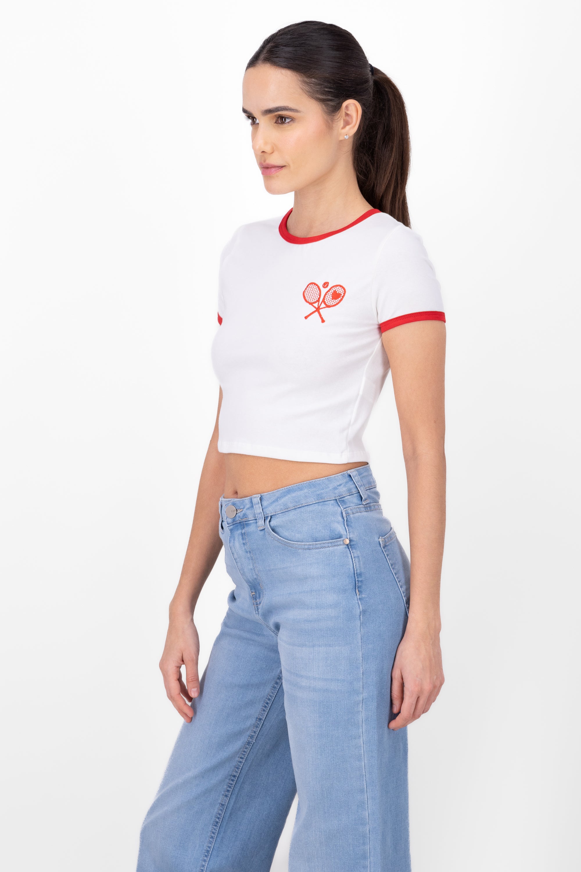 Playera crop bordado tenis BLANCO