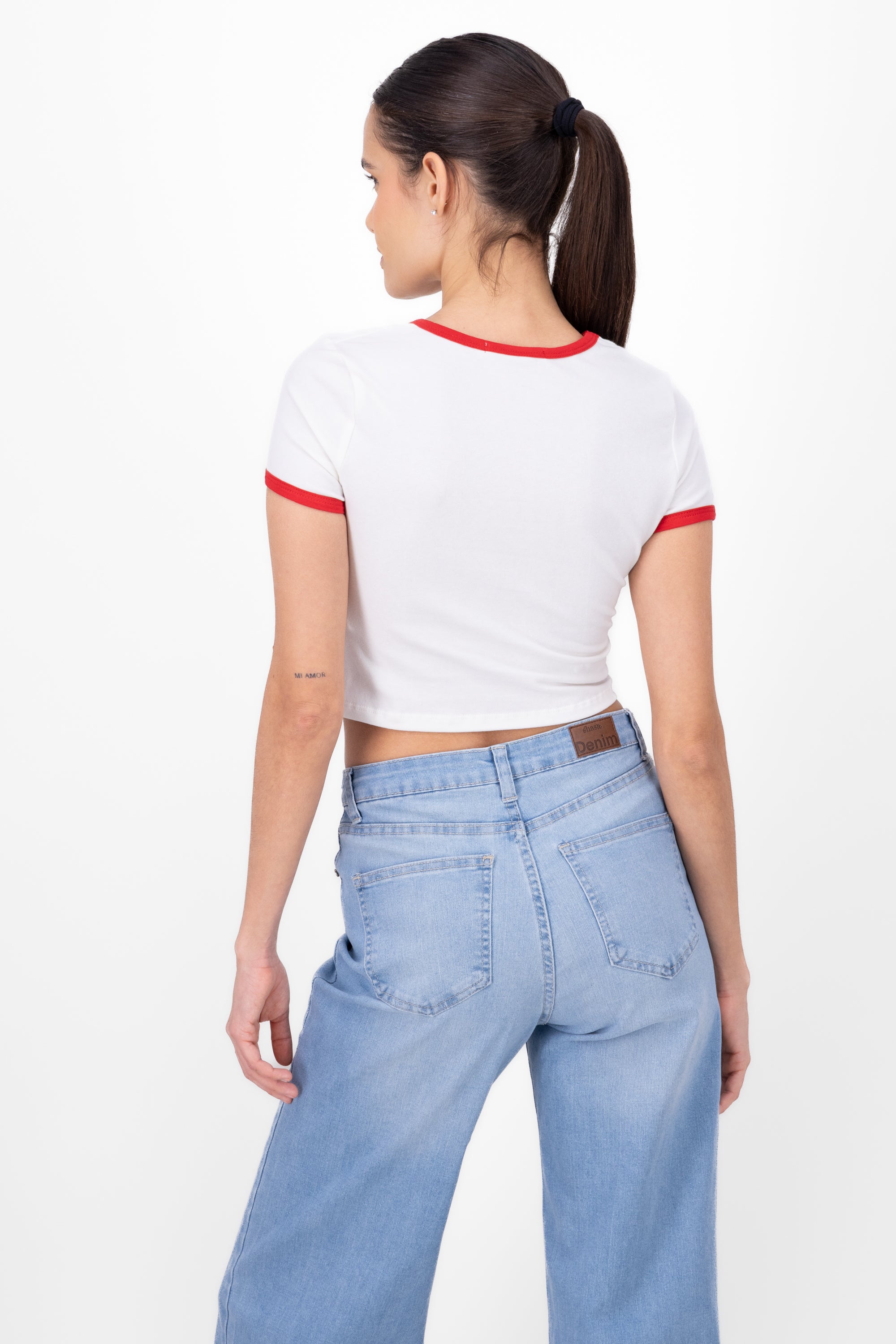 Playera crop bordado tenis BLANCO