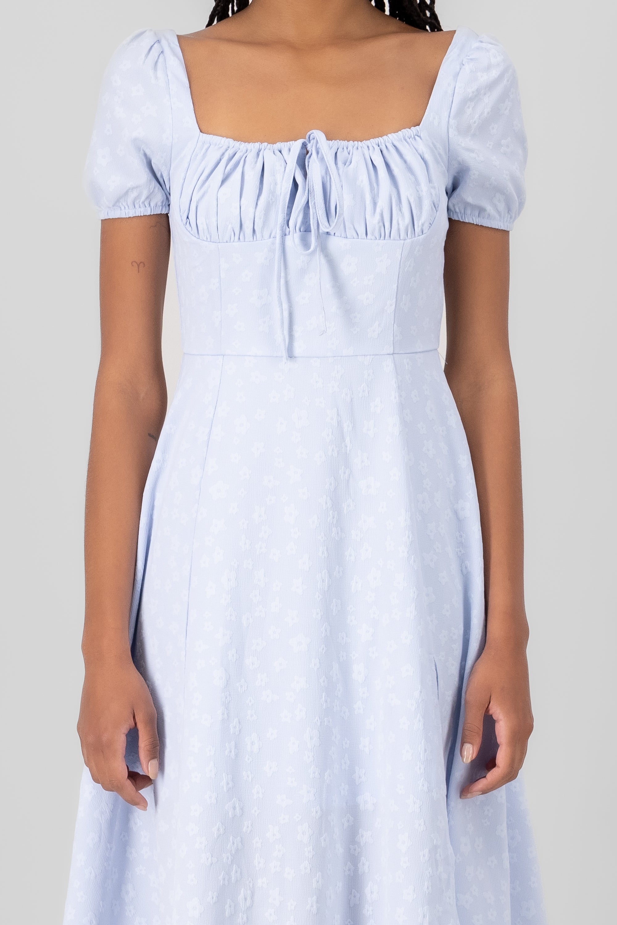 Vesido maxi escote plisado textura flores AZUL PASTEL